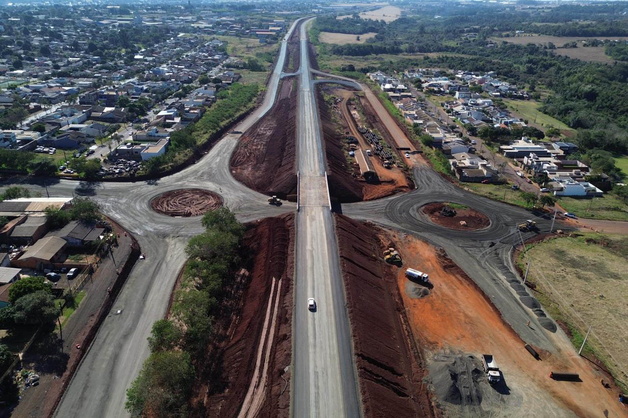 Avanço da pavimentação e aduanas: obra da Perimetral Leste de Foz do Iguaçu chega a 70%