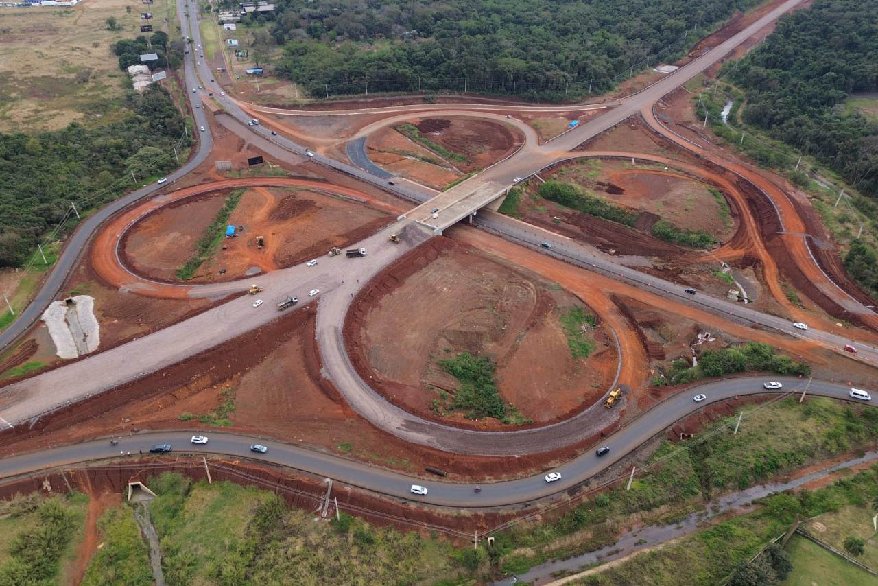 Avanço da pavimentação e aduanas: obra da Perimetral Leste de Foz do Iguaçu chega a 70%