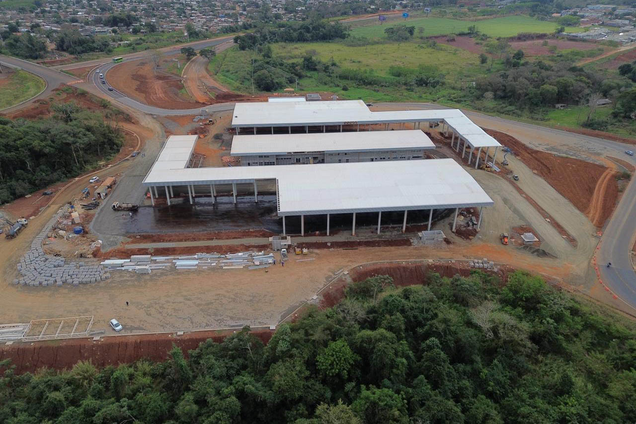 Avanço da pavimentação e aduanas: obra da Perimetral Leste de Foz do Iguaçu chega a 70%
