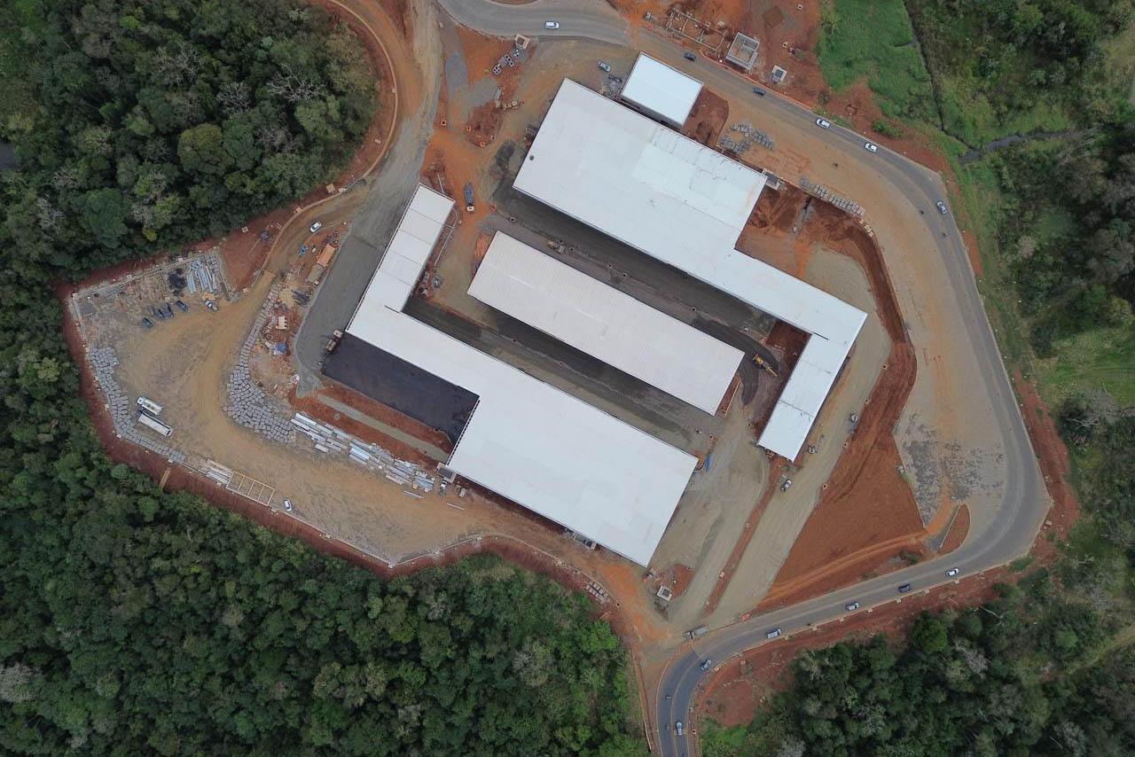 Avanço da pavimentação e aduanas: obra da Perimetral Leste de Foz do Iguaçu chega a 70%