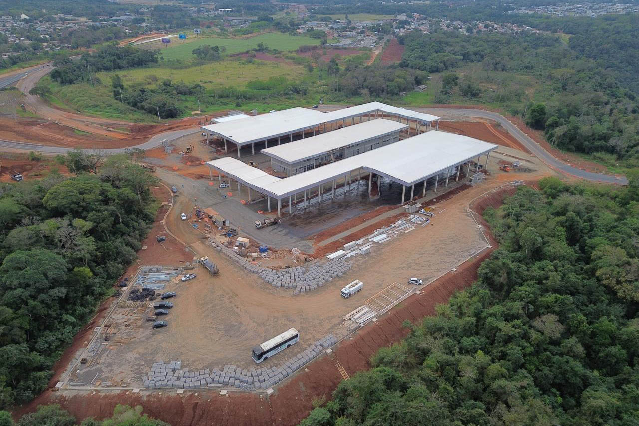 Avanço da pavimentação e aduanas: obra da Perimetral Leste de Foz do Iguaçu chega a 70%