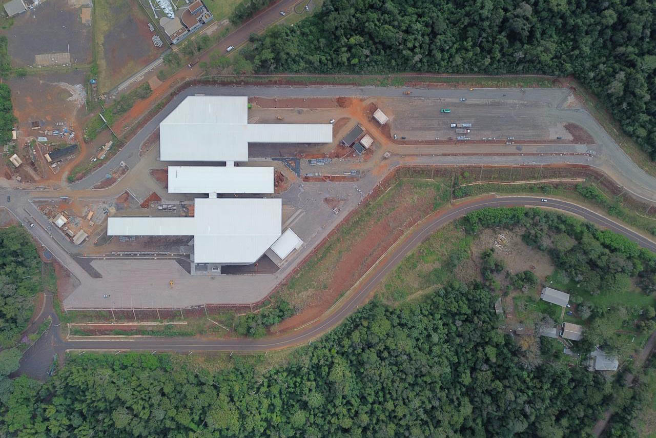 Avanço da pavimentação e aduanas: obra da Perimetral Leste de Foz do Iguaçu chega a 70%