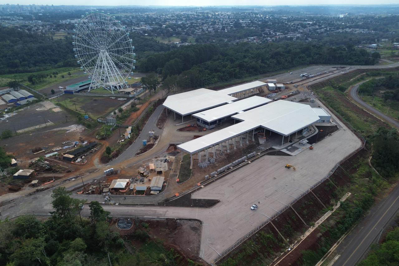 Avanço da pavimentação e aduanas: obra da Perimetral Leste de Foz do Iguaçu chega a 70%
