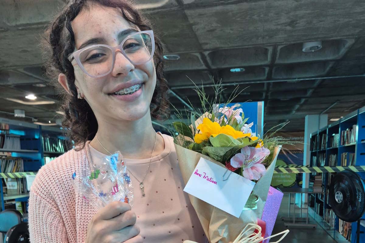Livro de aluna da rede estadual aborda bullying e chega de graça a leitores em Ponta Grossa