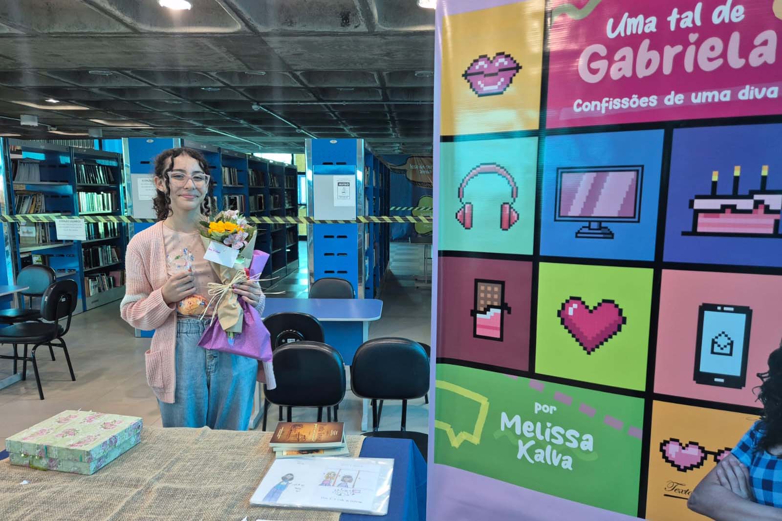 Livro de aluna da rede estadual aborda bullying e chega de graça a leitores em Ponta Grossa