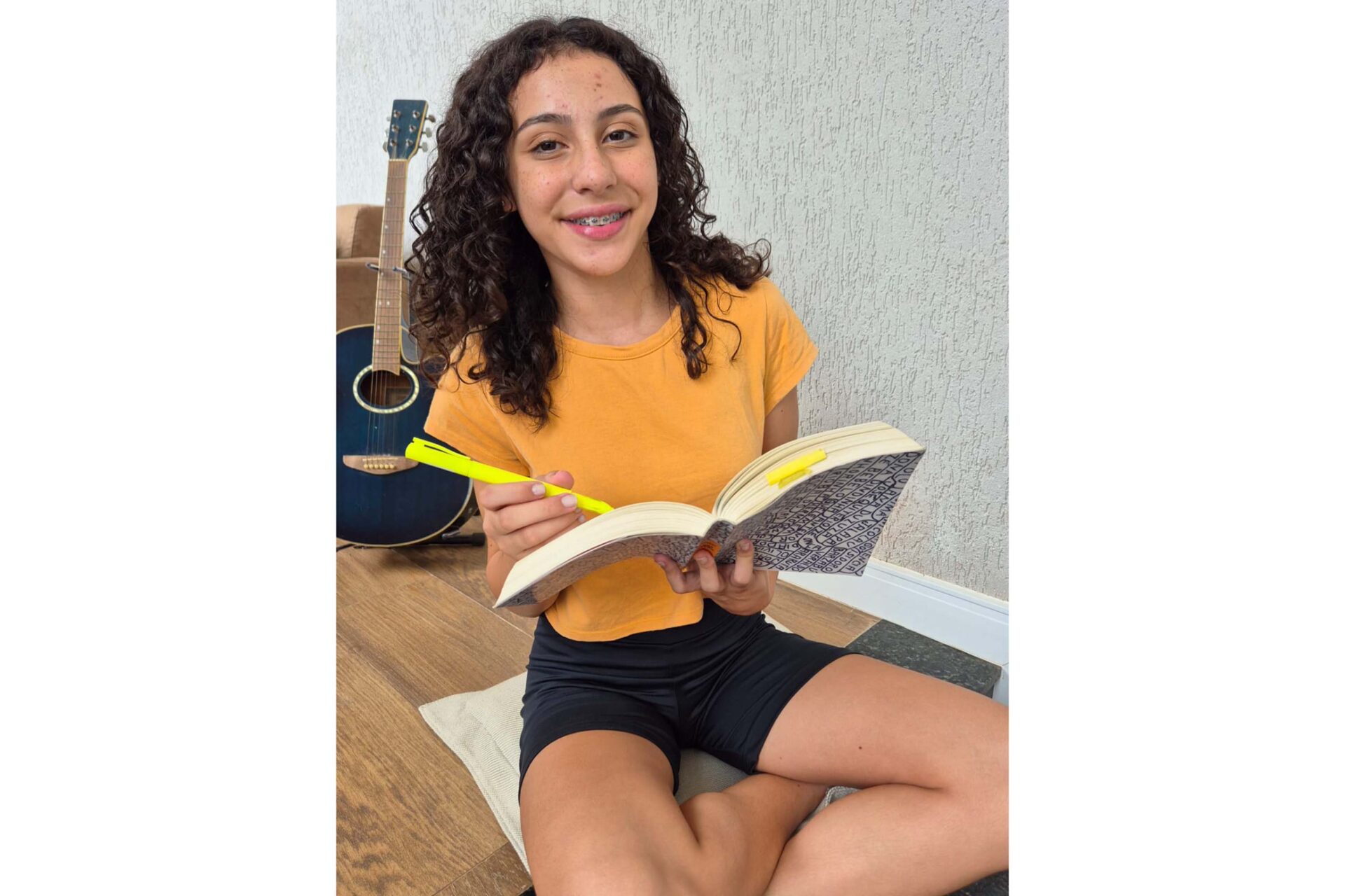 Livro de aluna da rede estadual aborda bullying e chega de graça a leitores em Ponta Grossa