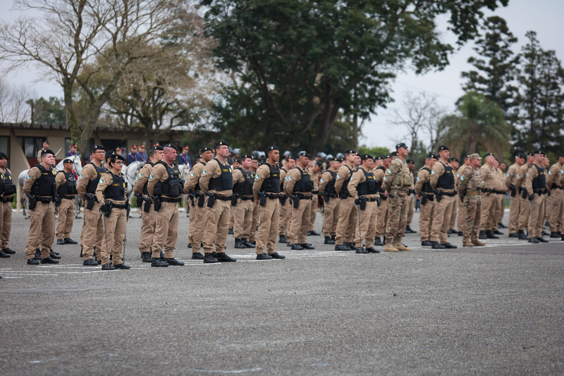 Medalha Coronel Sarmento: PMPR concede horaria a autoridades do Paraná