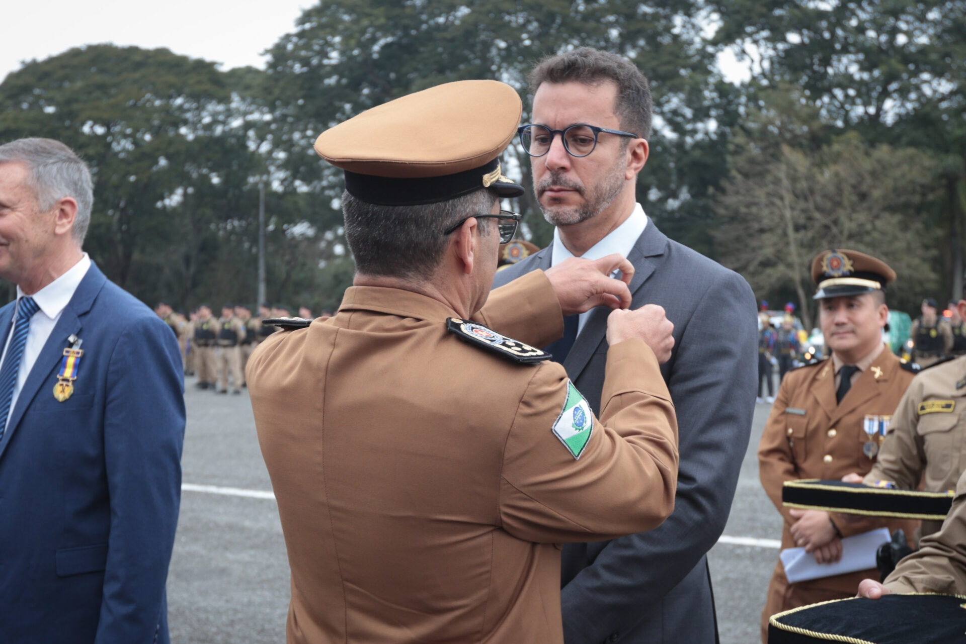Medalha Coronel Sarmento: PMPR concede horaria a autoridades do Paraná