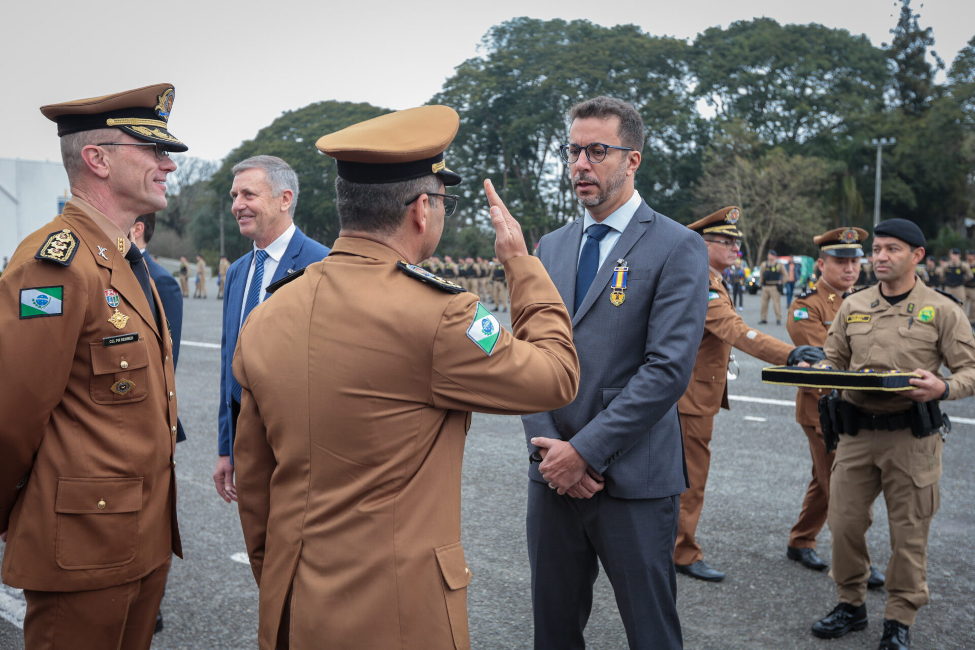 Medalha Coronel Sarmento: PMPR concede horaria a autoridades do Paraná