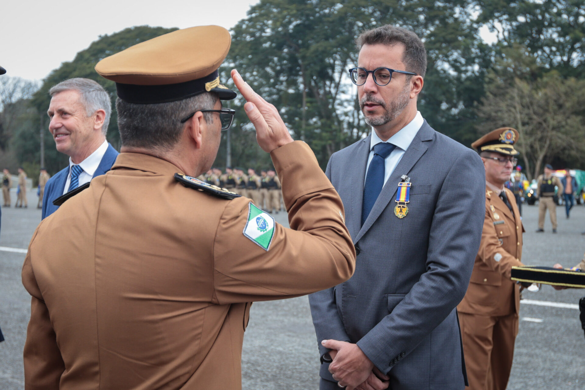 Medalha Coronel Sarmento: PMPR concede horaria a autoridades do Paraná