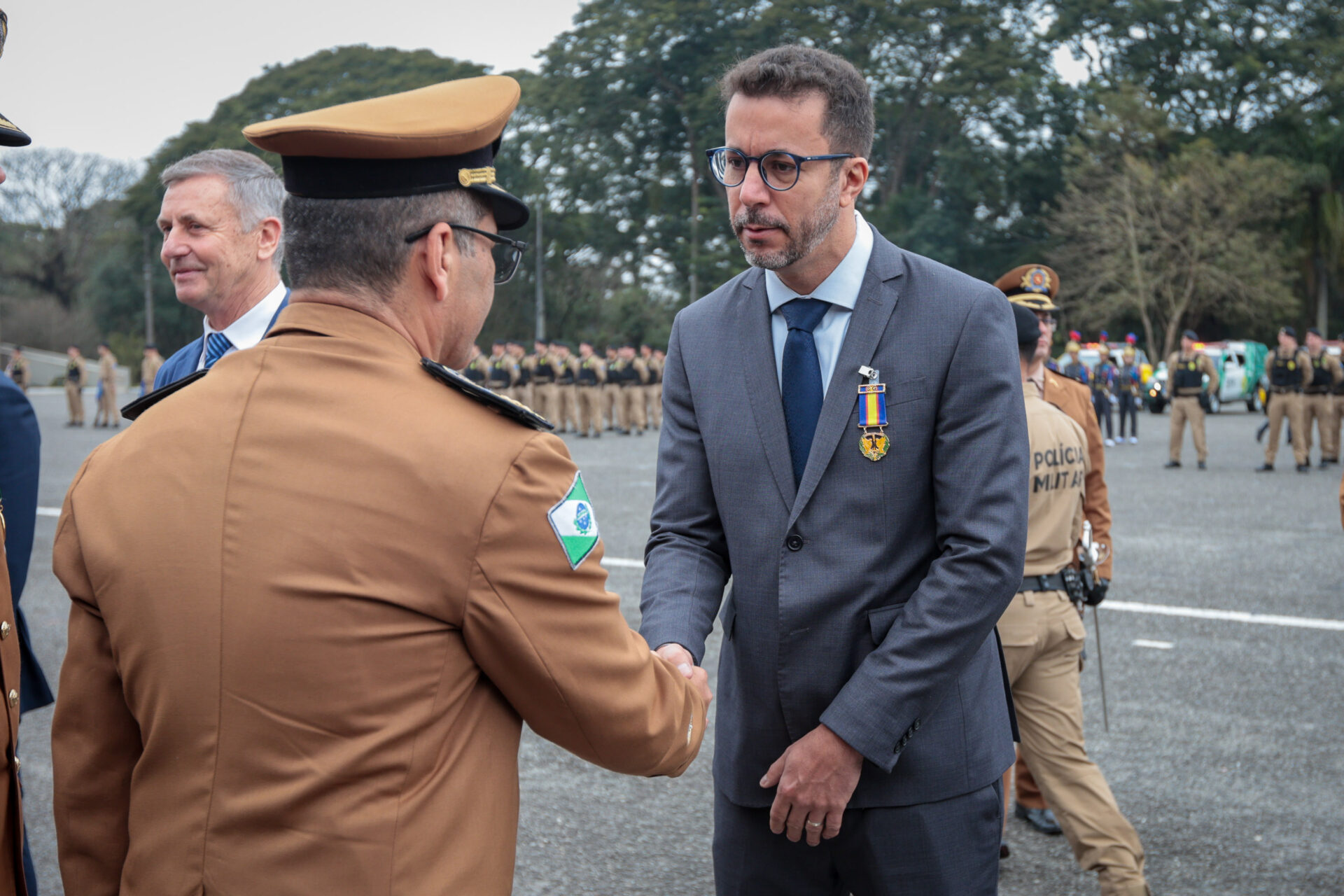 Medalha Coronel Sarmento: PMPR concede horaria a autoridades do Paraná
