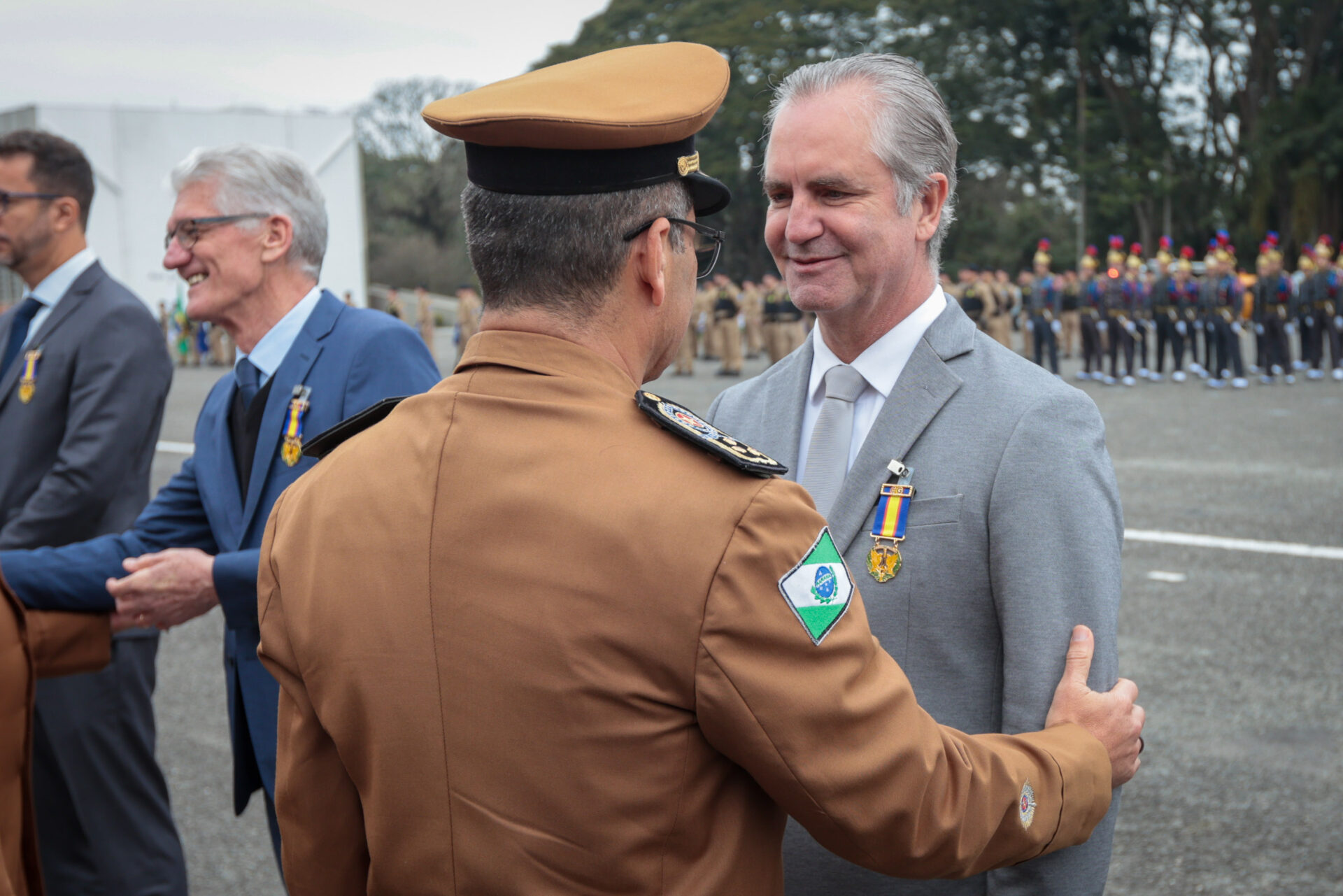 Medalha Coronel Sarmento: PMPR concede horaria a autoridades do Paraná