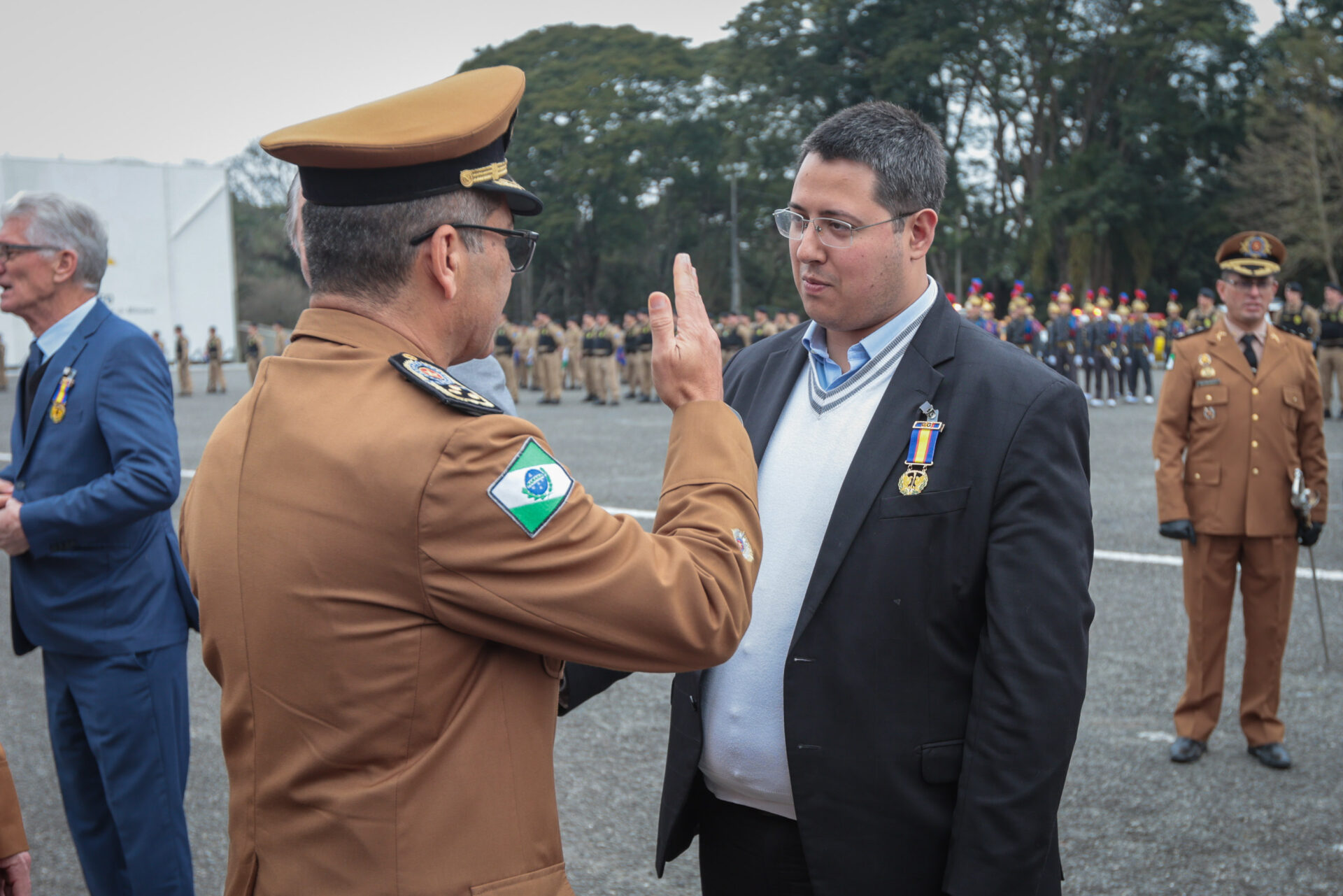 Medalha Coronel Sarmento: PMPR concede horaria a autoridades do Paraná