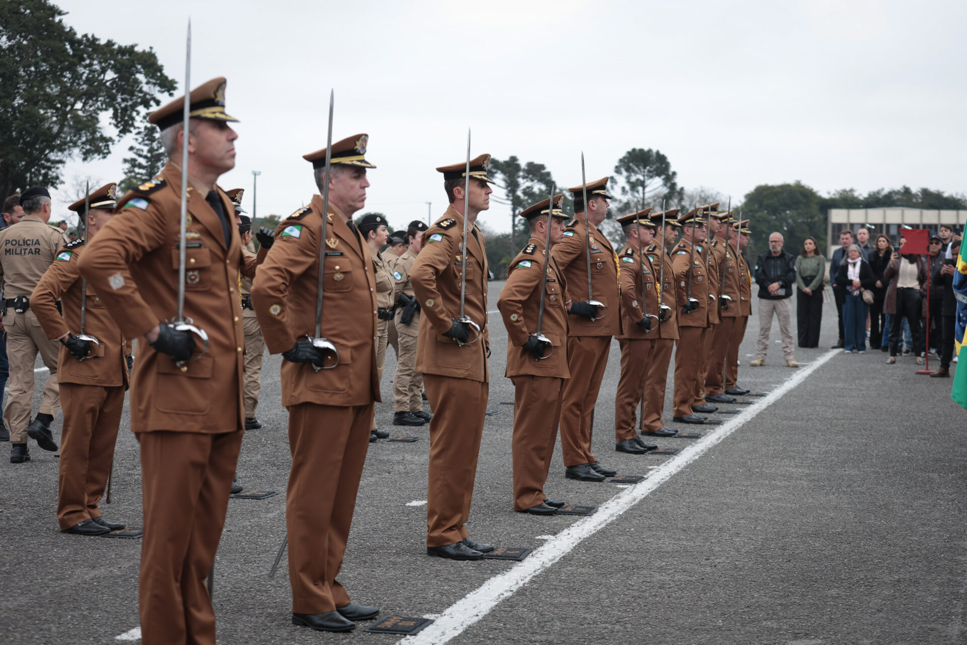 Medalha Coronel Sarmento: PMPR concede horaria a autoridades do Paraná