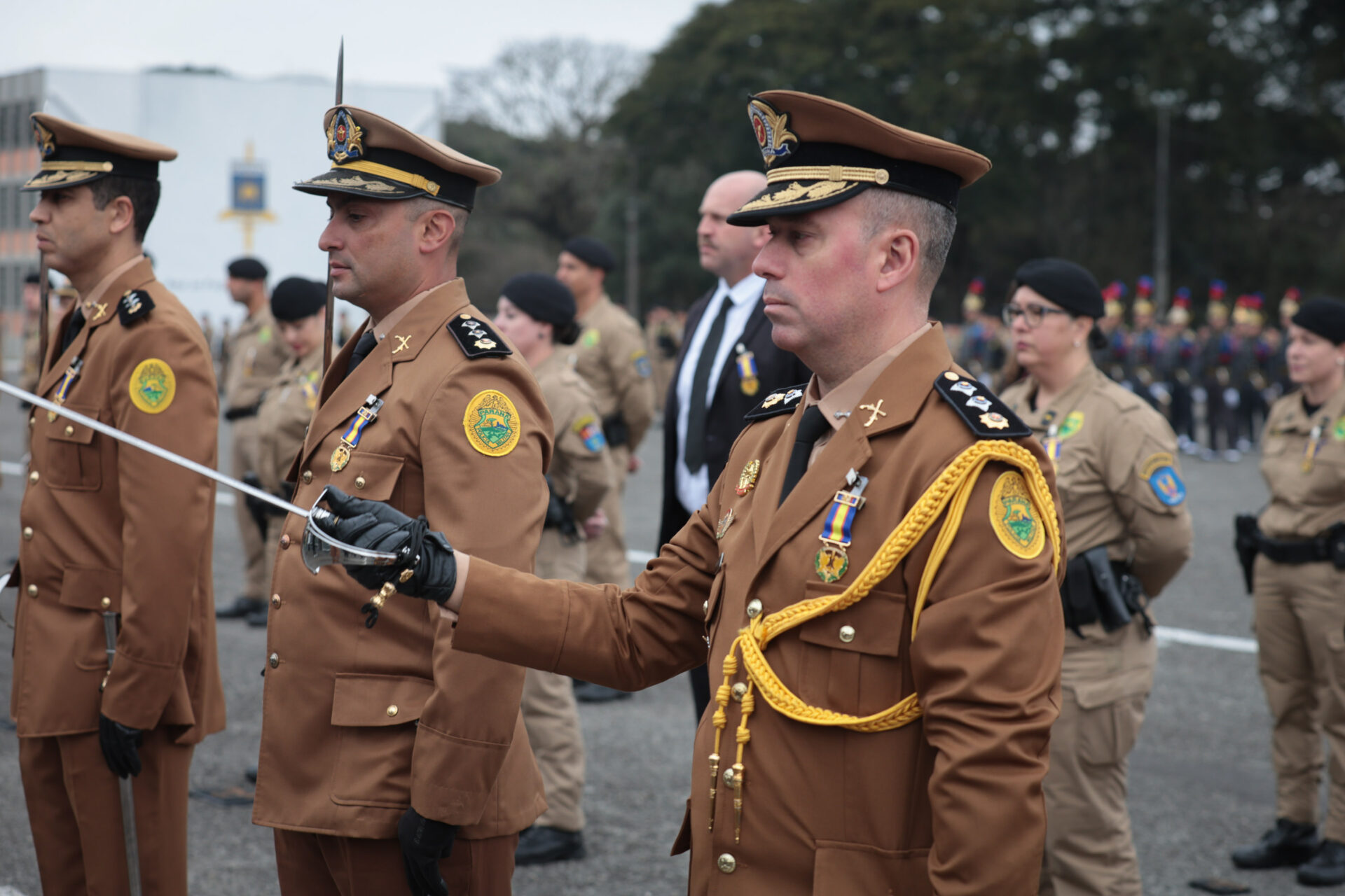 Medalha Coronel Sarmento: PMPR concede horaria a autoridades do Paraná