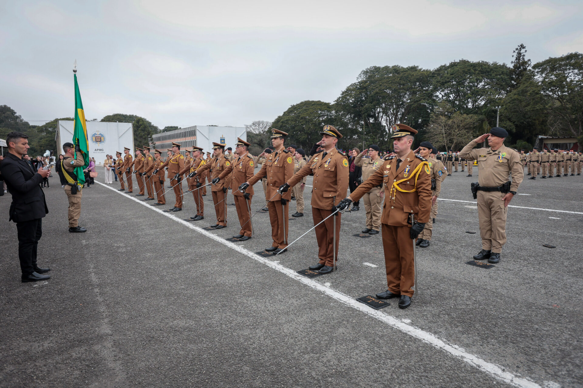 Medalha Coronel Sarmento: PMPR concede horaria a autoridades do Paraná