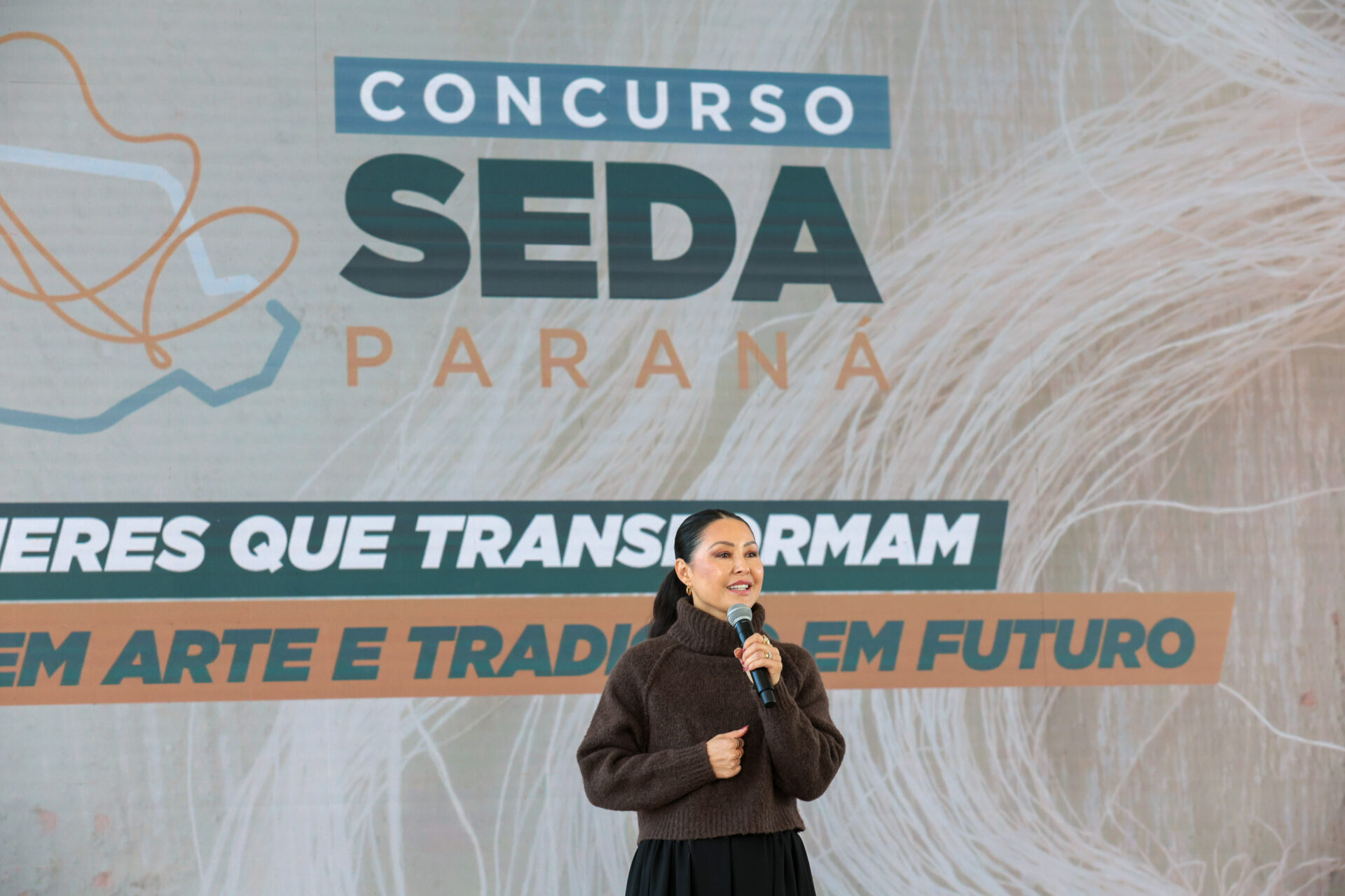 Produtoras de seda do Paraná são premiadas com viagem para a França