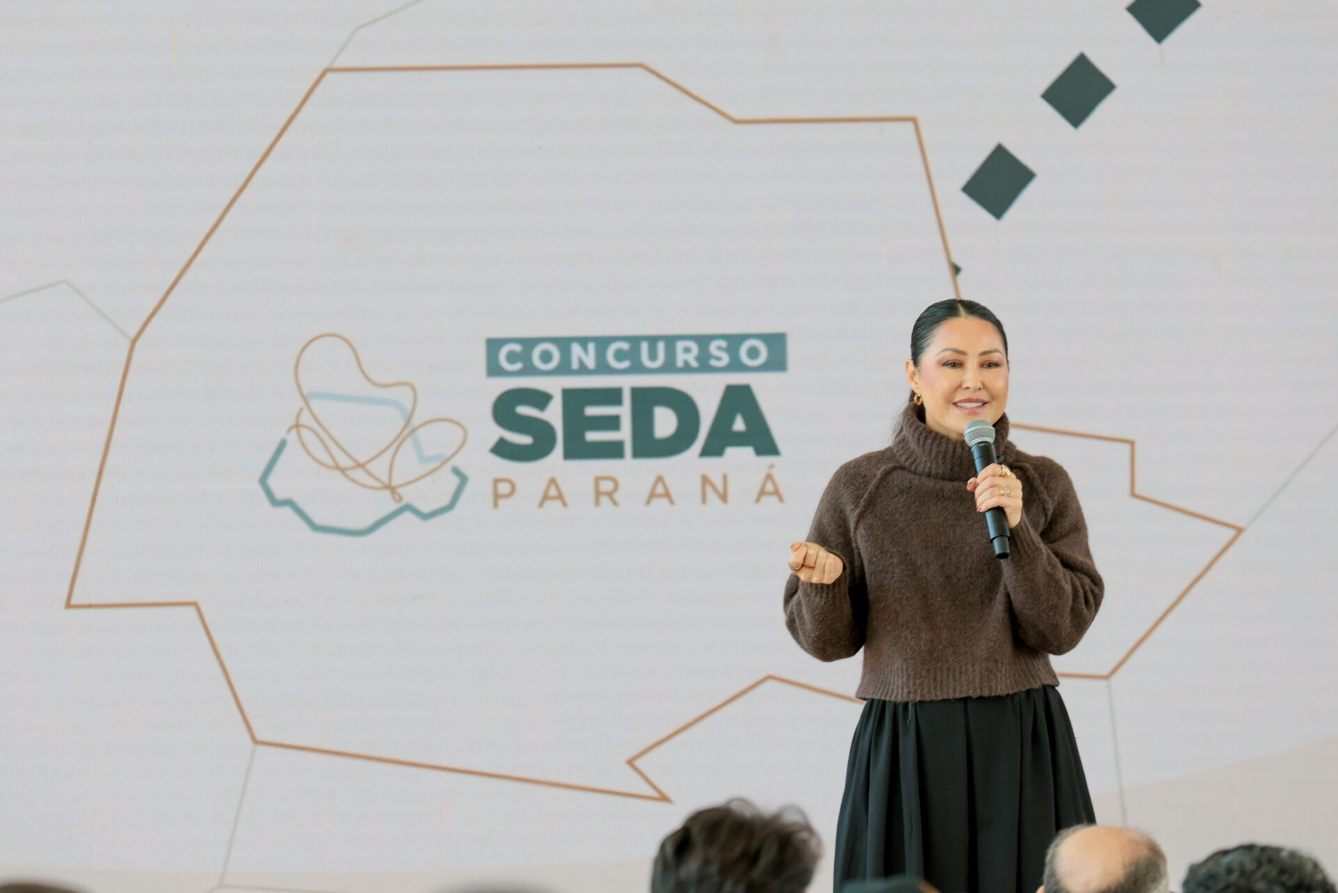Produtoras de seda do Paraná são premiadas com viagem para a França