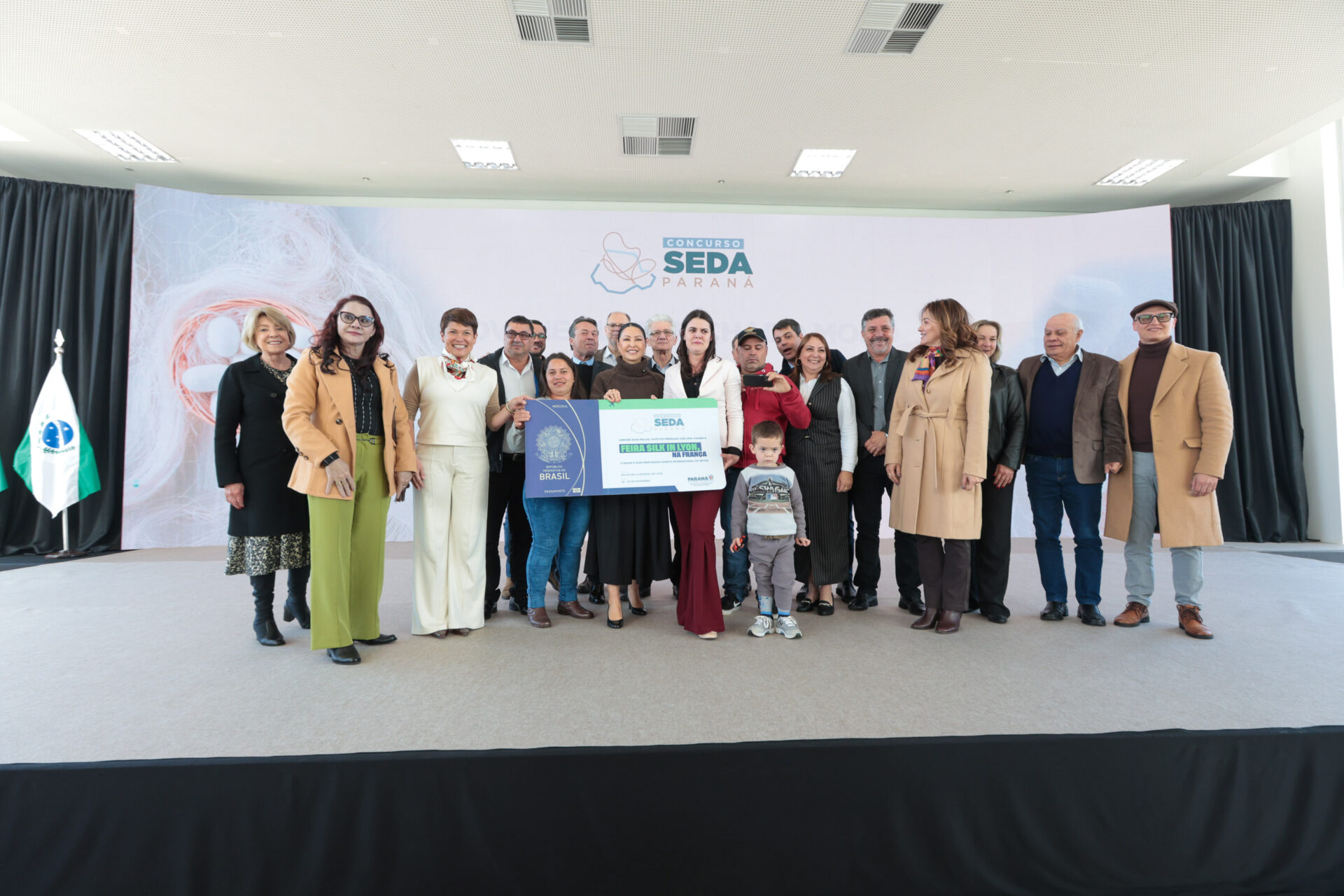 Produtoras de seda do Paraná são premiadas com viagem para a França