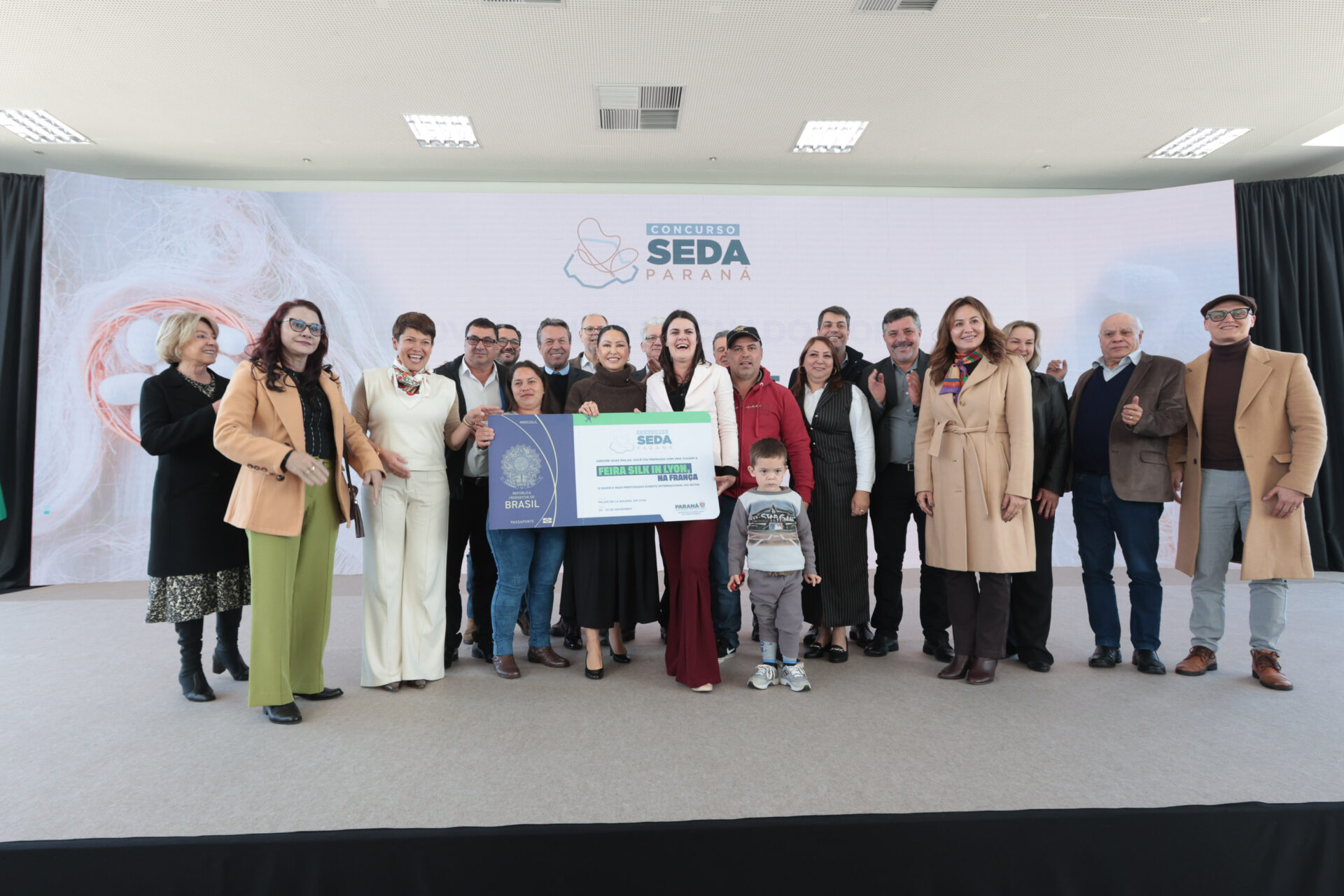 Produtoras de seda do Paraná são premiadas com viagem para a França
