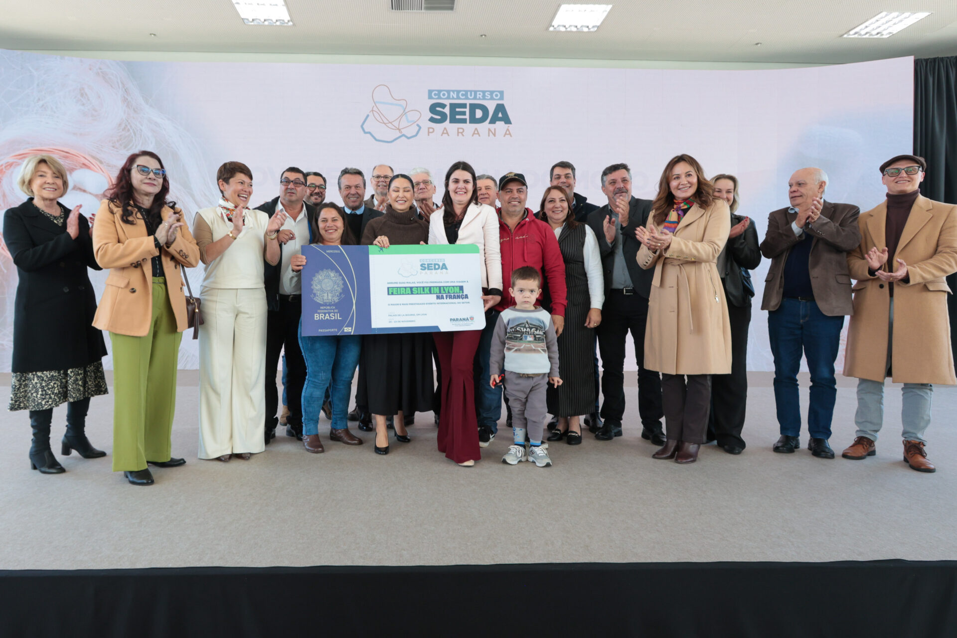 Produtoras de seda do Paraná são premiadas com viagem para a França