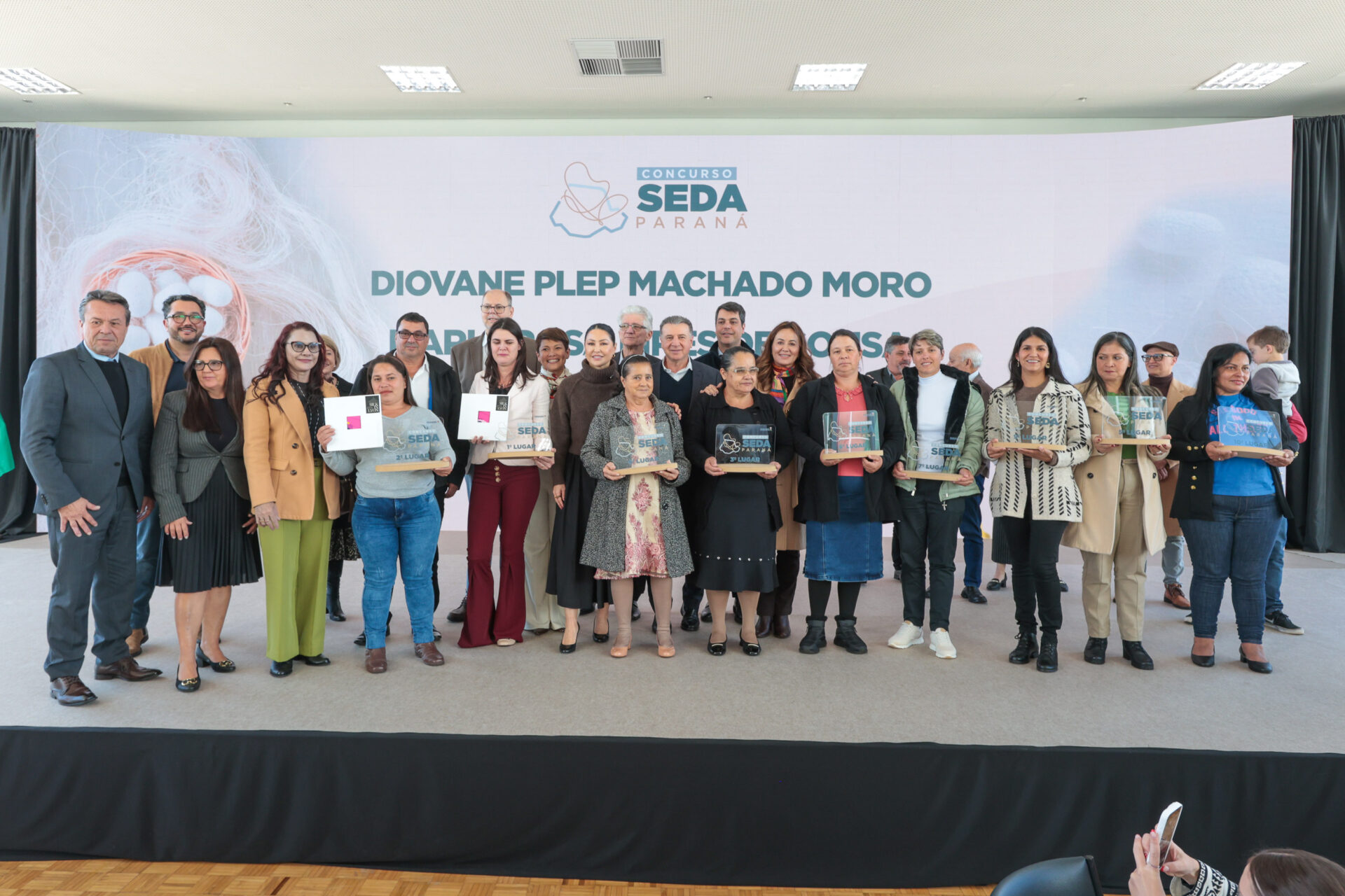 Produtoras de seda do Paraná são premiadas com viagem para a França
