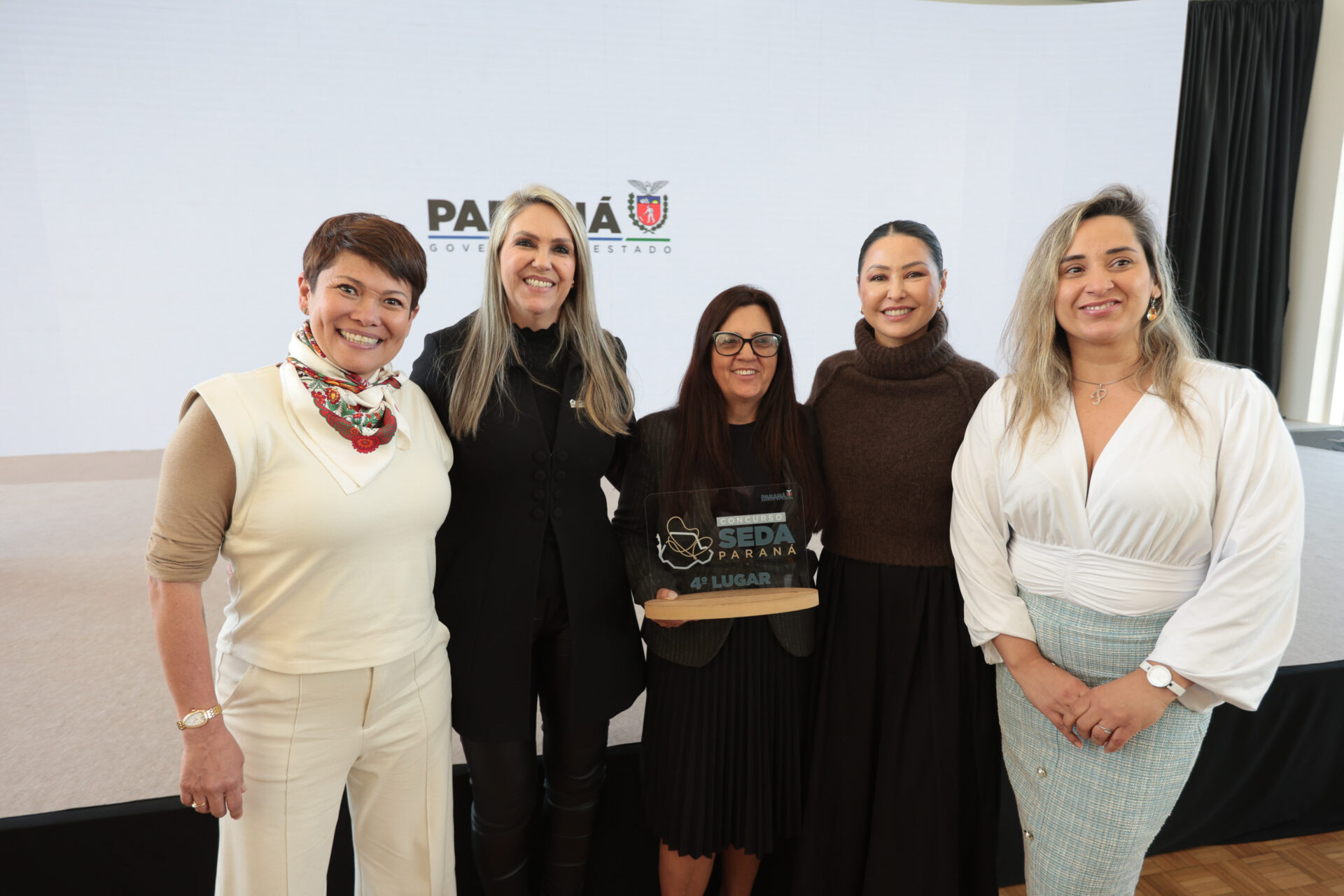 Produtoras de seda do Paraná são premiadas com viagem para a França