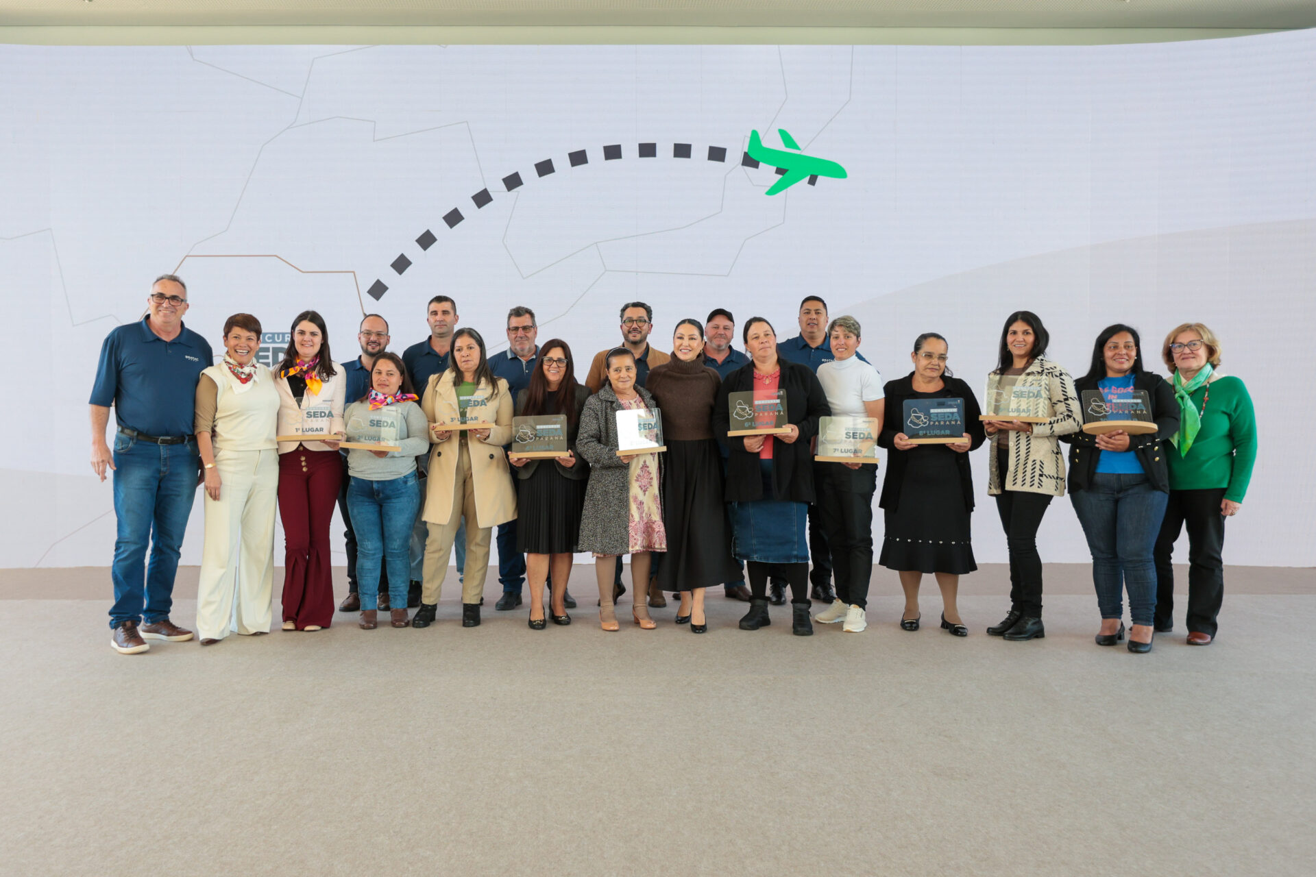 Produtoras de seda do Paraná são premiadas com viagem para a França