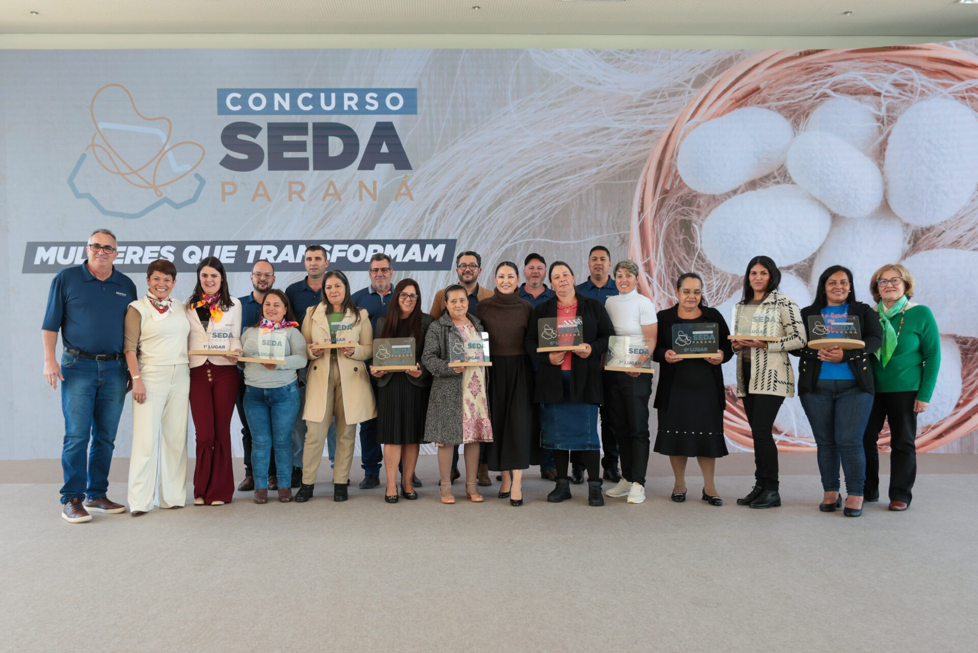 Produtoras de seda do Paraná são premiadas com viagem para a França