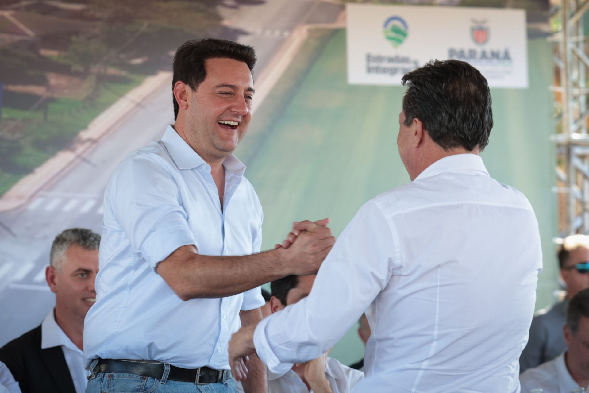 Ligação asfáltica entre distrito e Douradina beneficia 150 famílias e escoamento agrícola