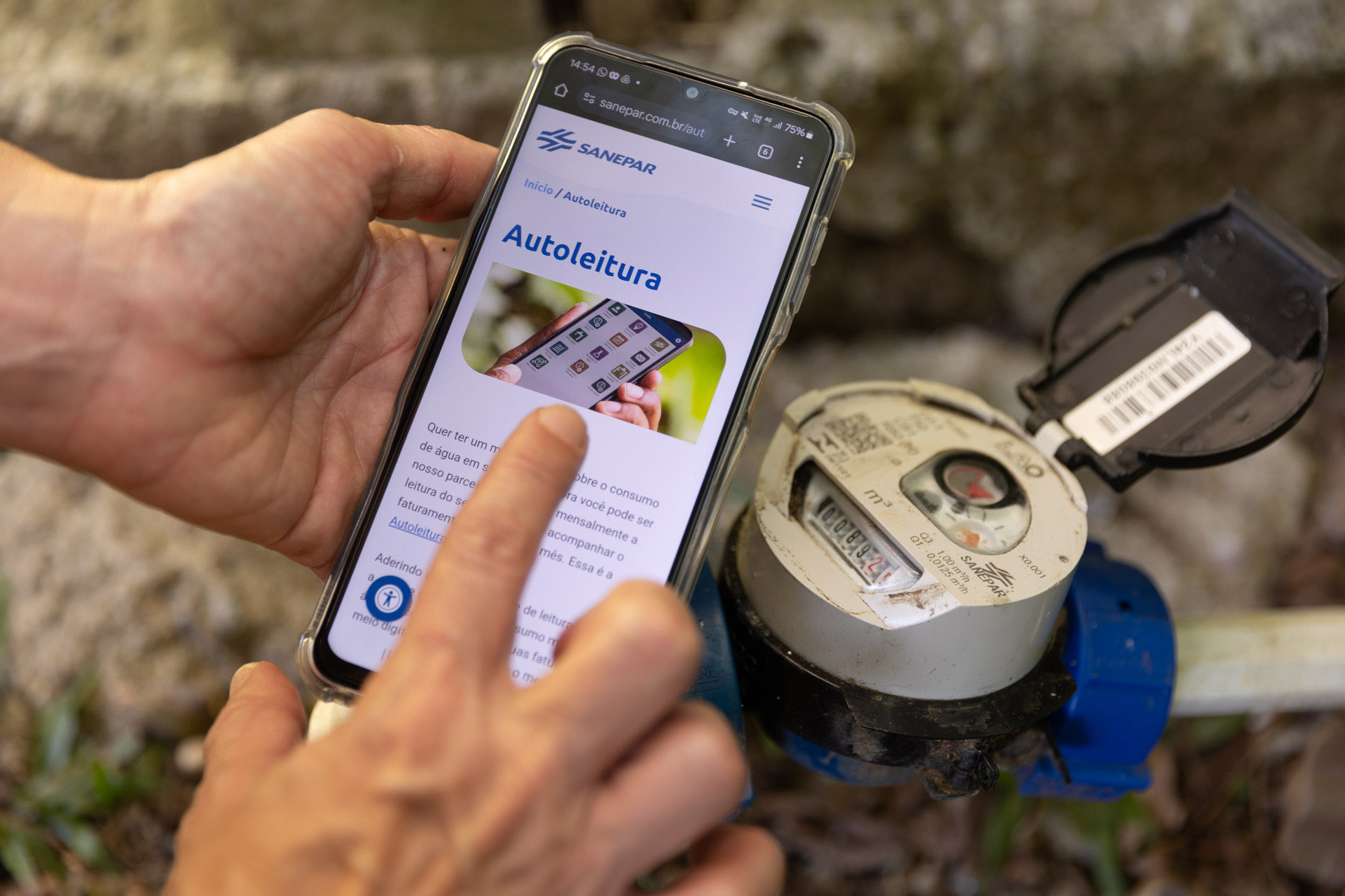 Clientes da Sanepar podem fazer leitura do hidrômetro usando aplicativo ou site