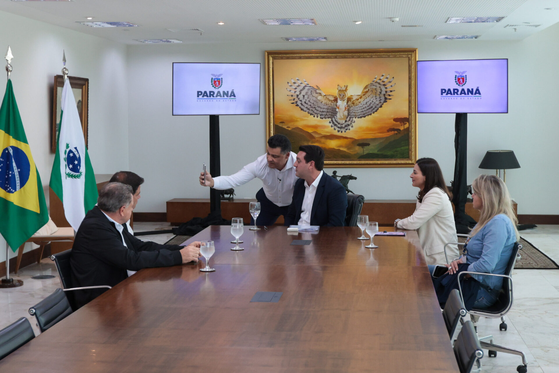 Ratinho Junior anuncia R$ 100 milhões para obras de pavimentação em Ponta Grossa