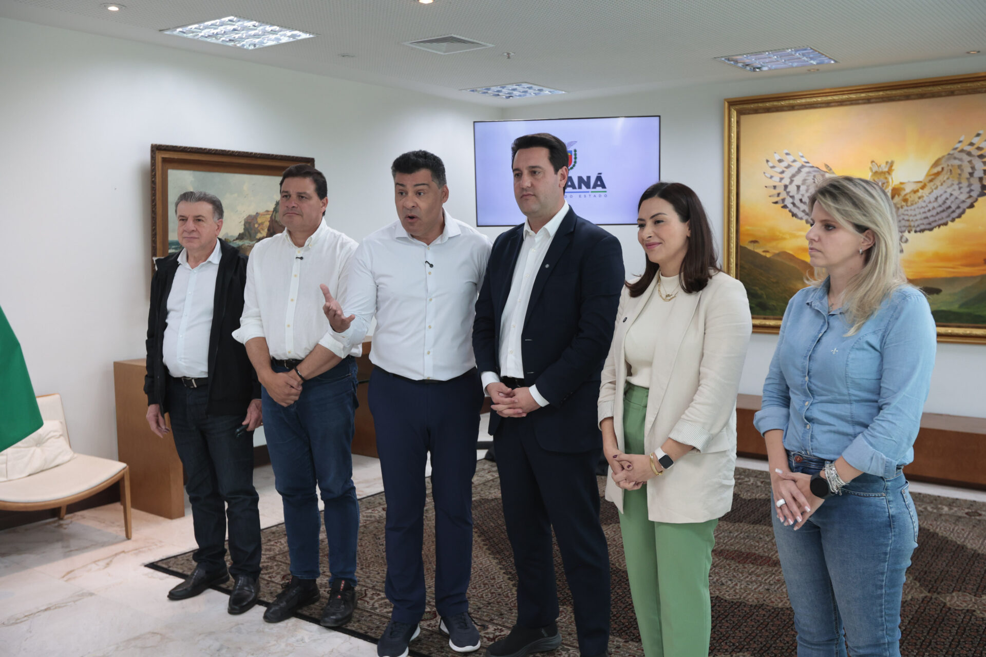 Ratinho Junior anuncia R$ 100 milhões para obras de pavimentação em Ponta Grossa