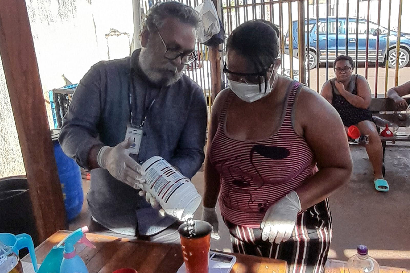 Economia e preservação ambiental: Sanepar ensina a fazer sabão com óleo de cozinha