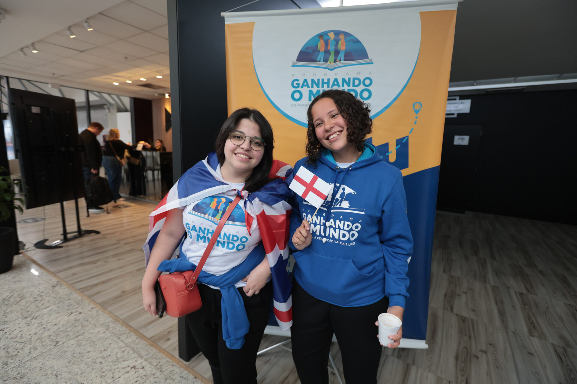 Ganhando o Mundo: 125 alunos embarcam para intercâmbio na Inglaterra e Irlanda