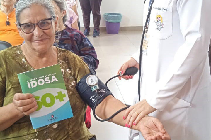 Cuidado integral: Paraná já distribuiu 400 mil Cadernetas de Saúde da Pessoa Idosa