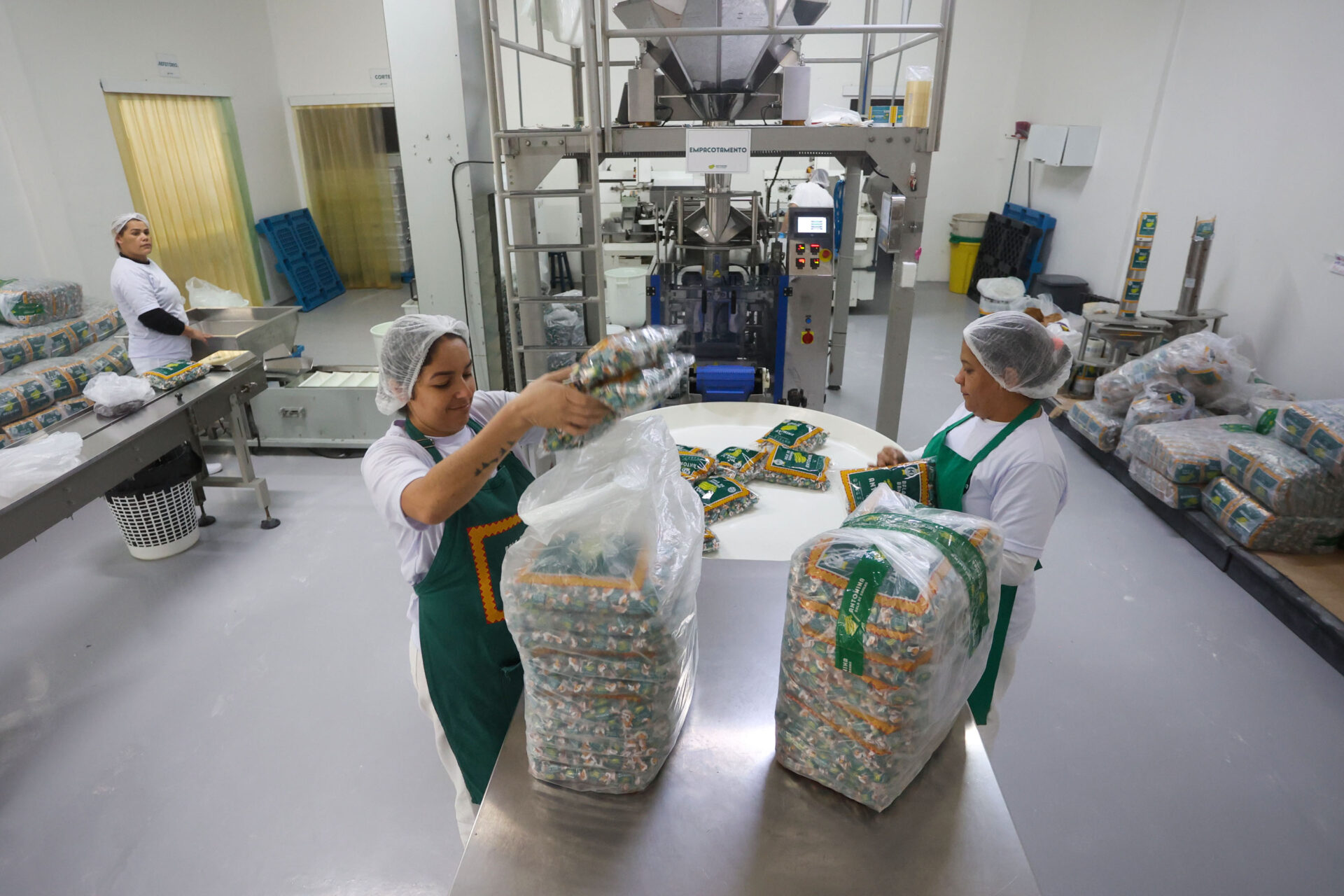 Indústria na frente: Agências do Trabalhador do Paraná têm 23,7 mil vagas de emprego abertas