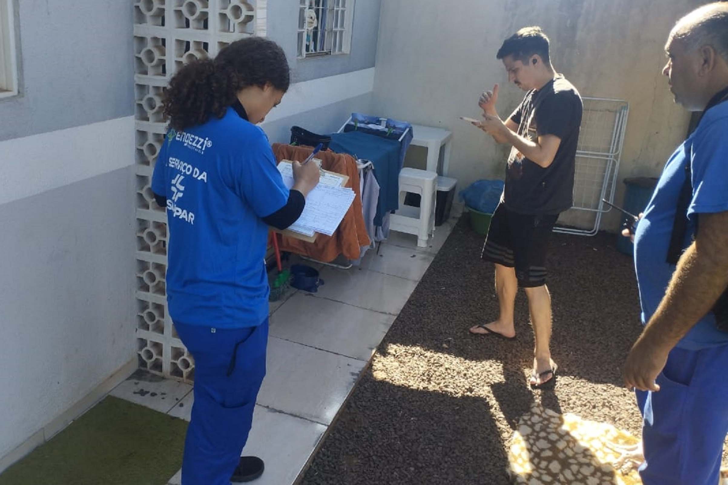 Em vistorias, Sanepar orienta população a identificar vilões dos entupimentos de esgoto