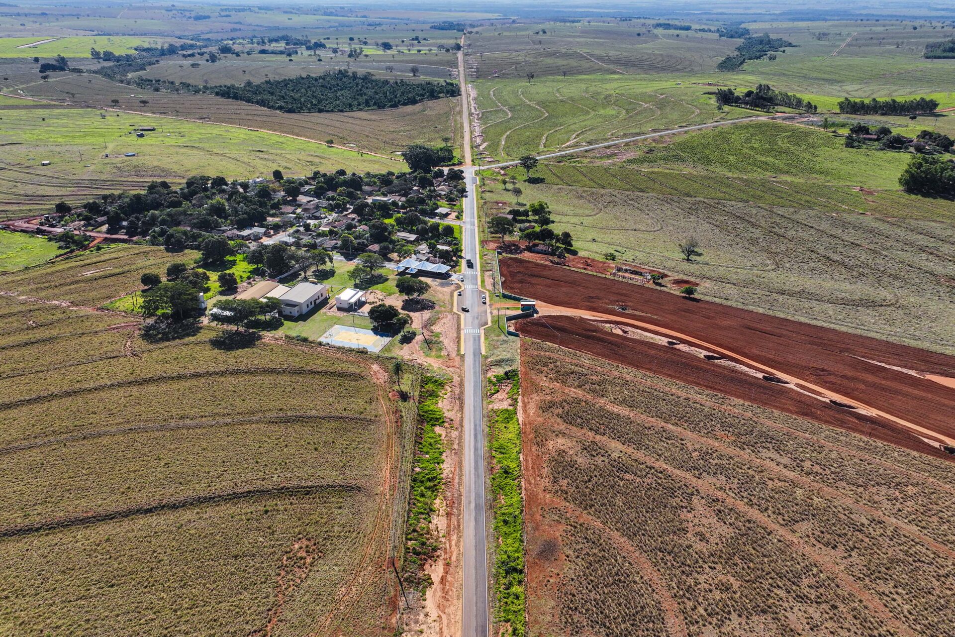 Ligação asfáltica entre distrito e Douradina beneficia 150 famílias e escoamento agrícola