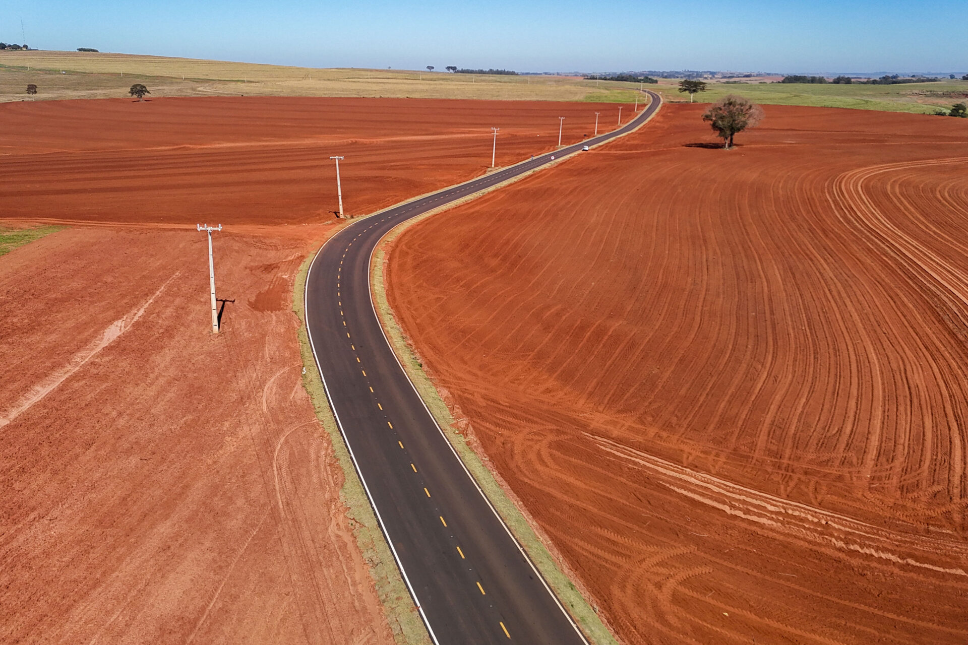 Estado investe R$ 5,9 milhões e pavimenta estrada usada por produtores rurais de Alto Piquiri