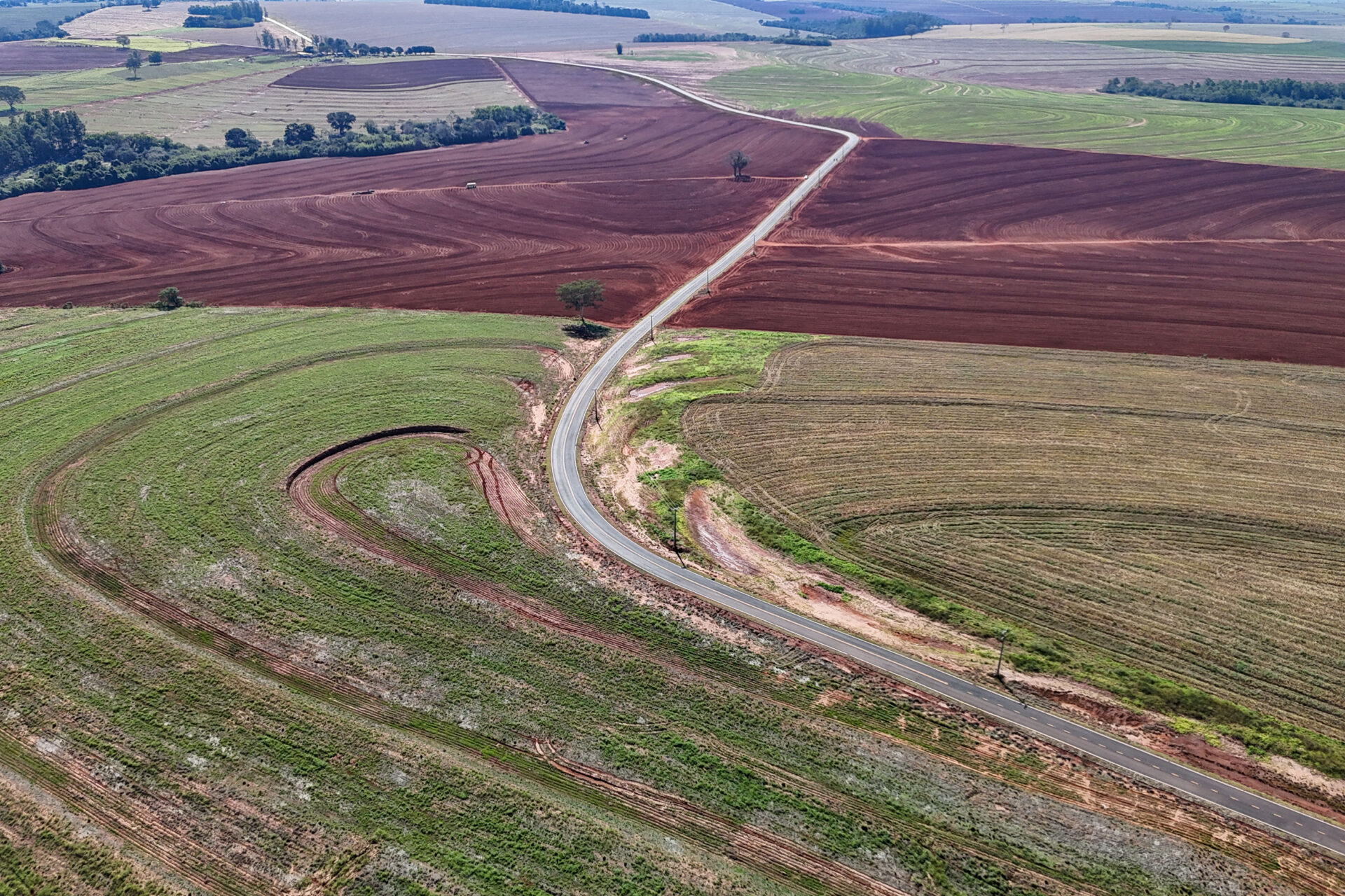 Estado investe R$ 5,9 milhões e pavimenta estrada usada por produtores rurais de Alto Piquiri