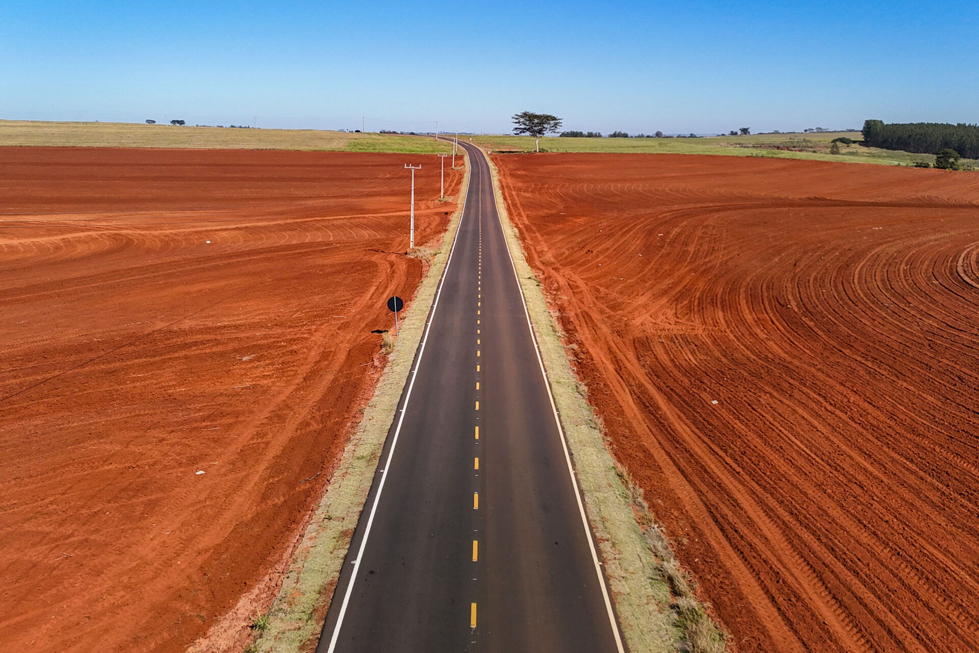 Estado investe R$ 5,9 milhões e pavimenta estrada usada por produtores rurais de Alto Piquiri