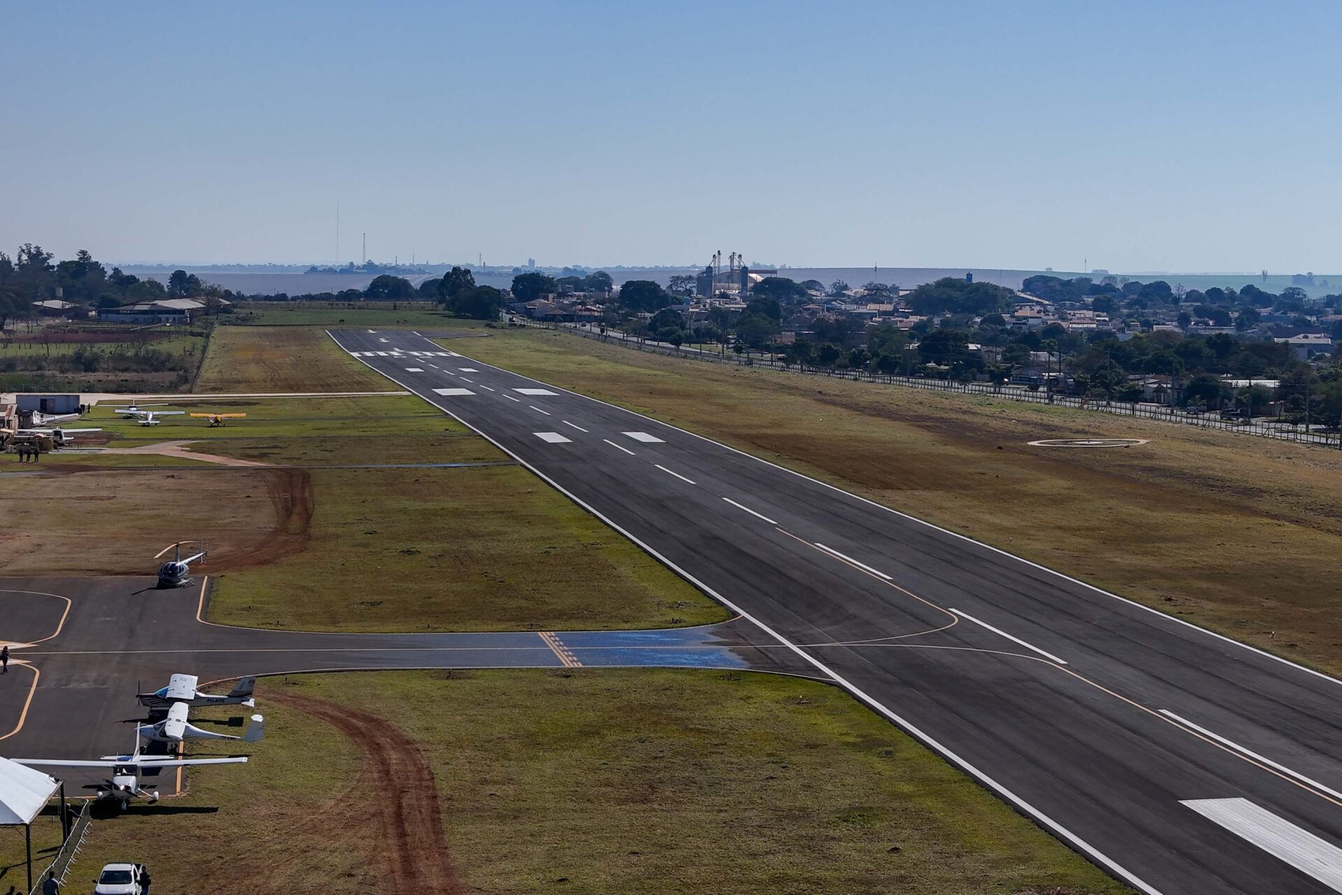 Governador inaugura nova pista do aeroporto de Campo Mourão