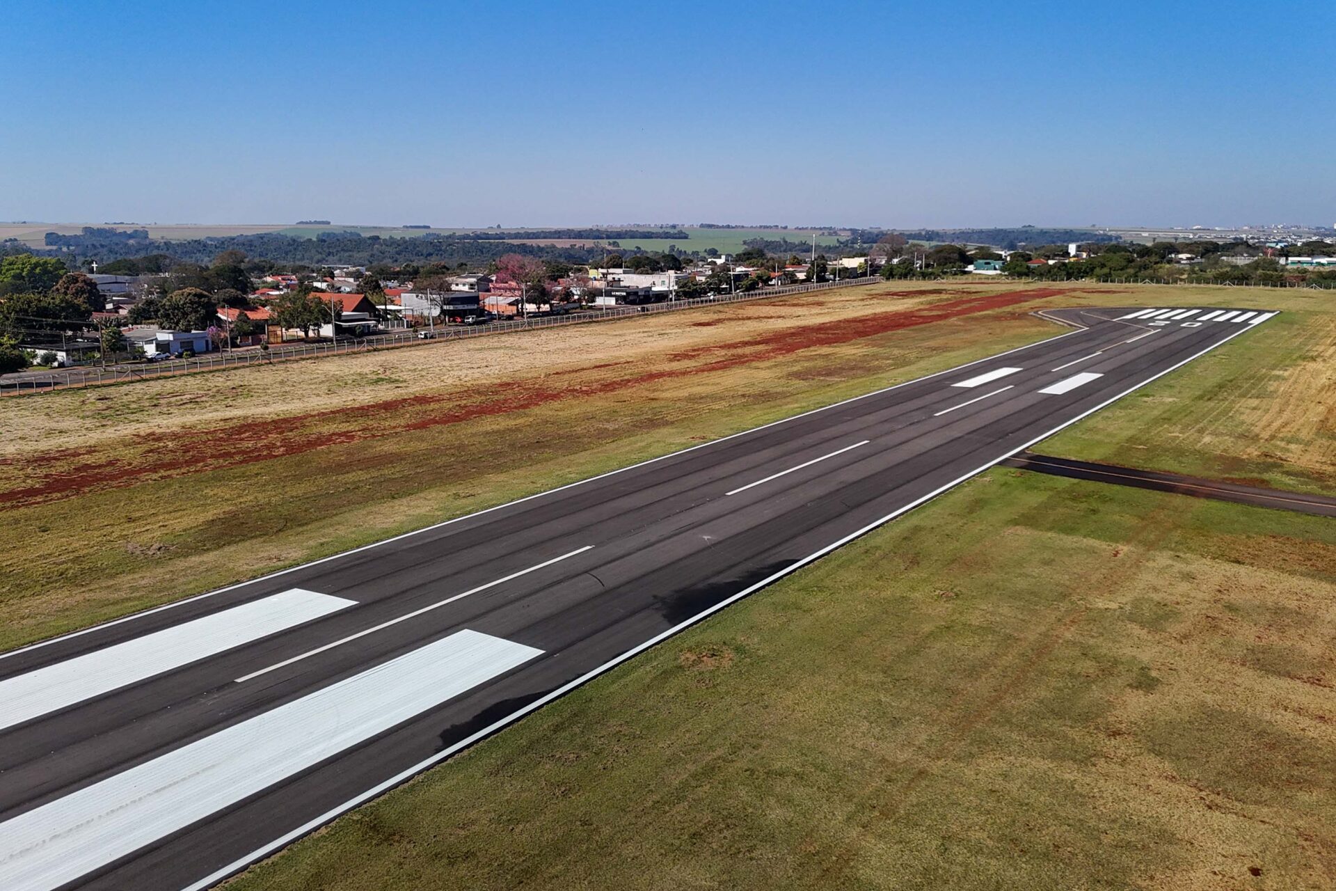 Governador inaugura nova pista do aeroporto de Campo Mourão