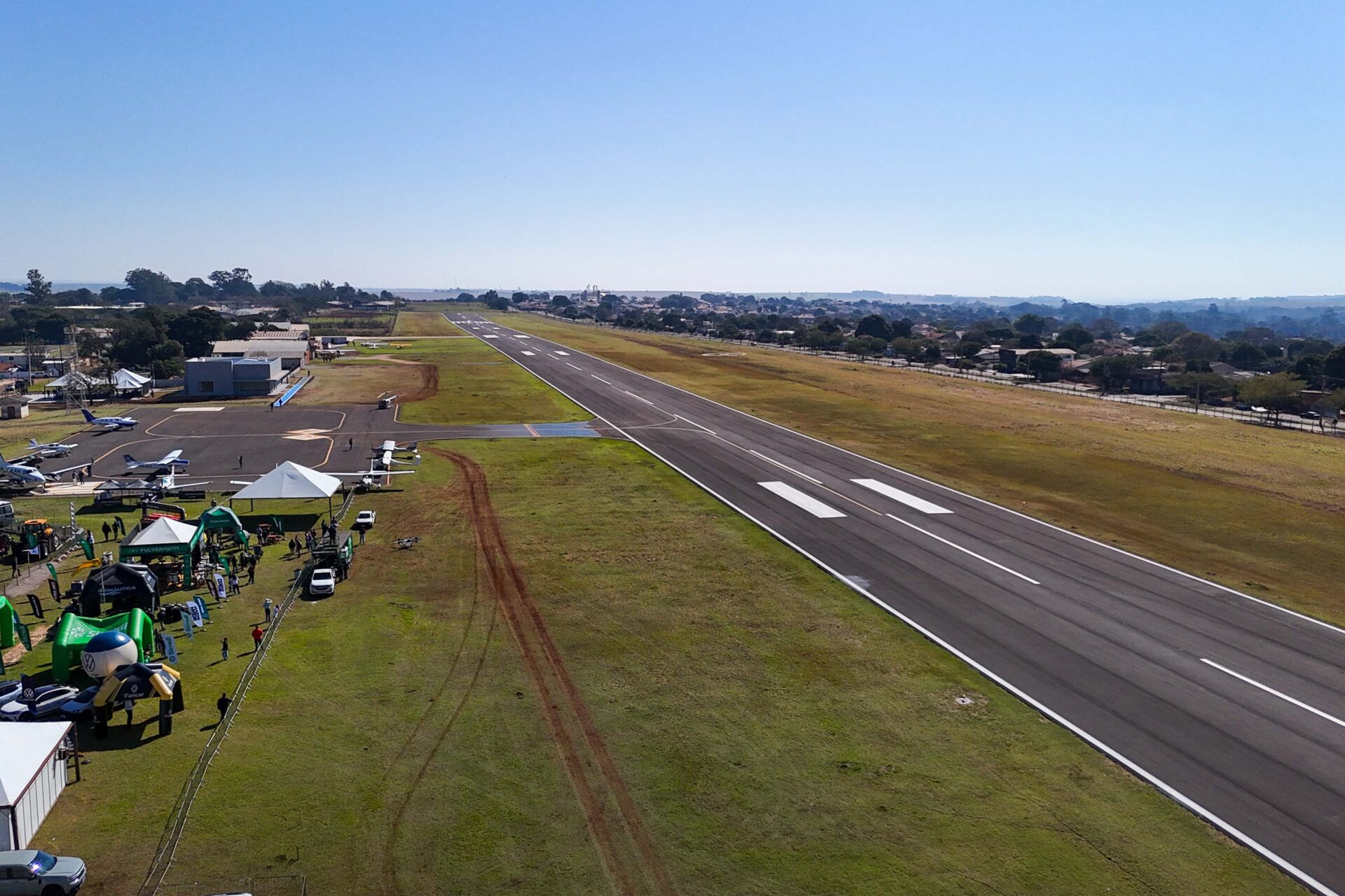 Governador inaugura nova pista do aeroporto de Campo Mourão