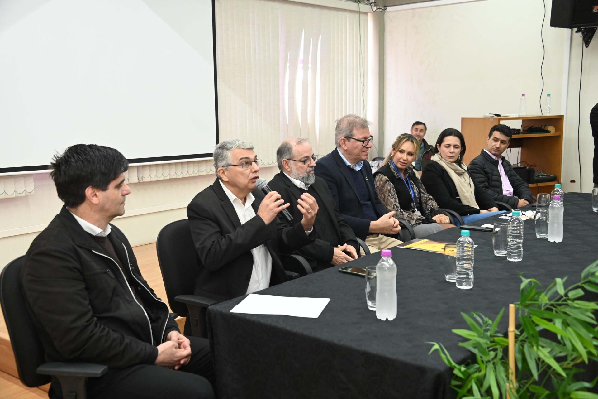 Unicentro sedia encontro dos Núcleos de Integridade e Compliance das universidades