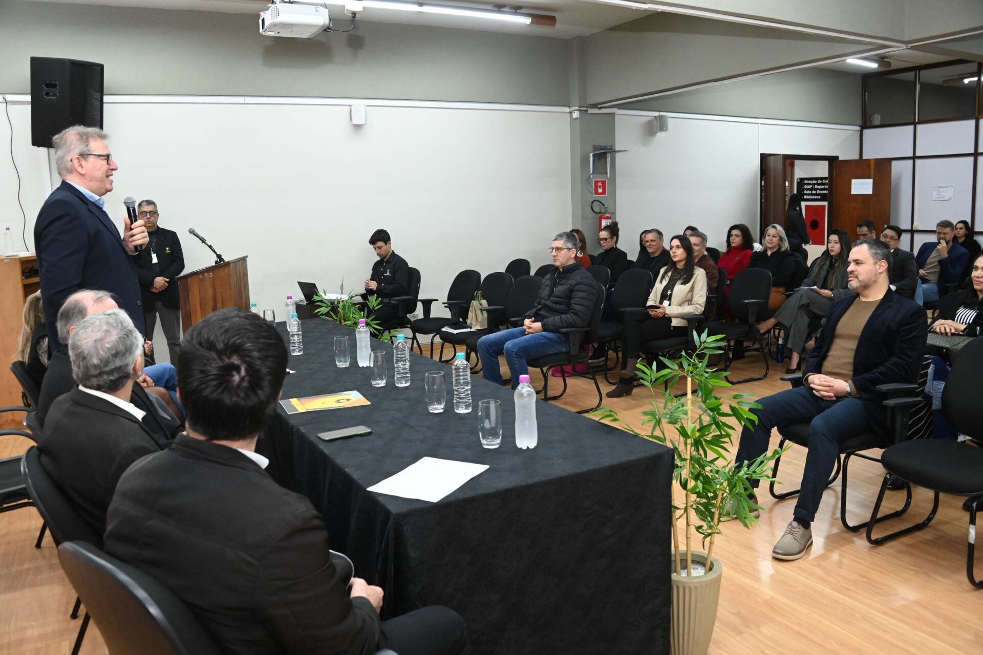 Unicentro sedia encontro dos Núcleos de Integridade e Compliance das universidades