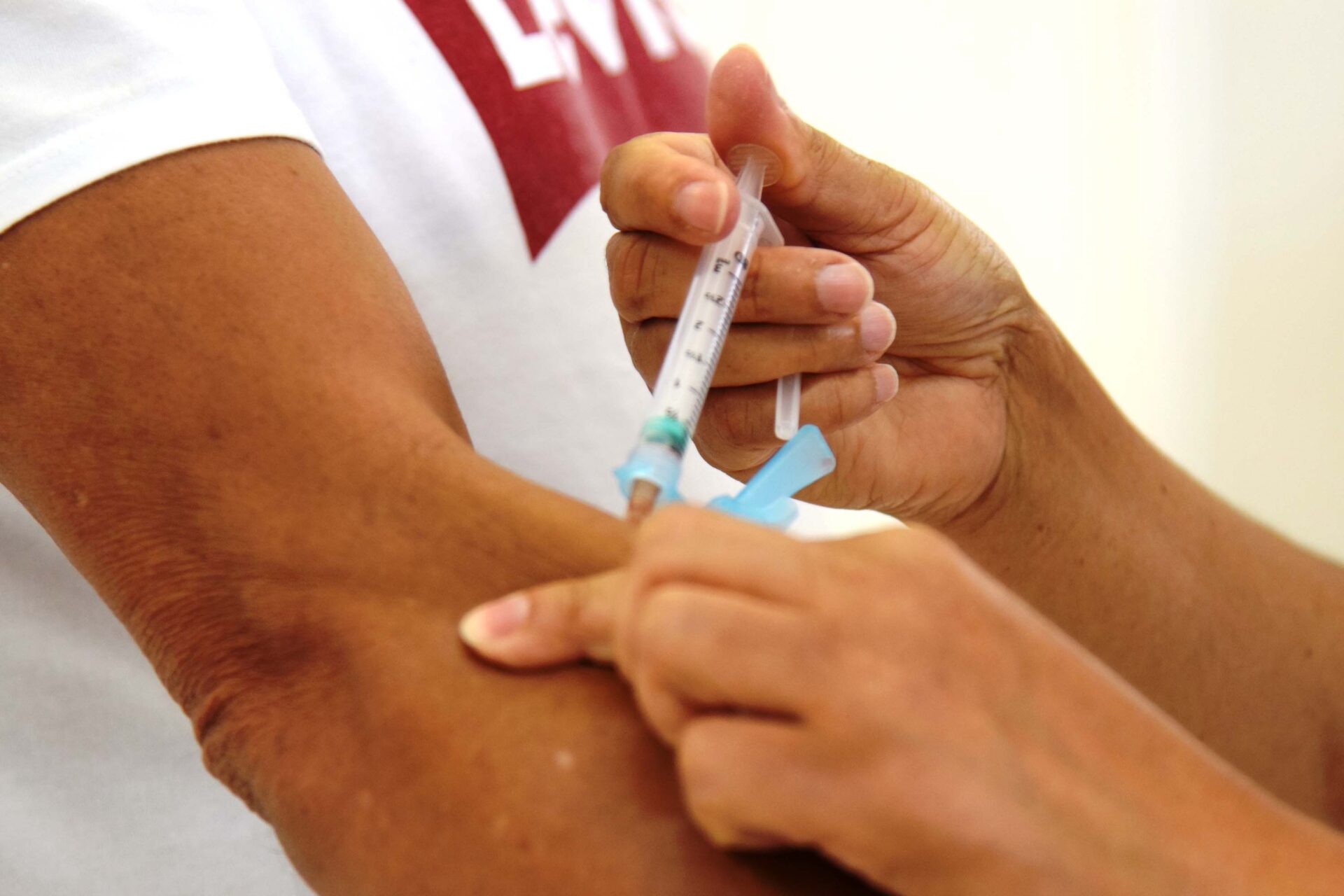 Saúde amplia vacinação contra sarampo para jovens de 20 a 29 anos e reforça busca ativa