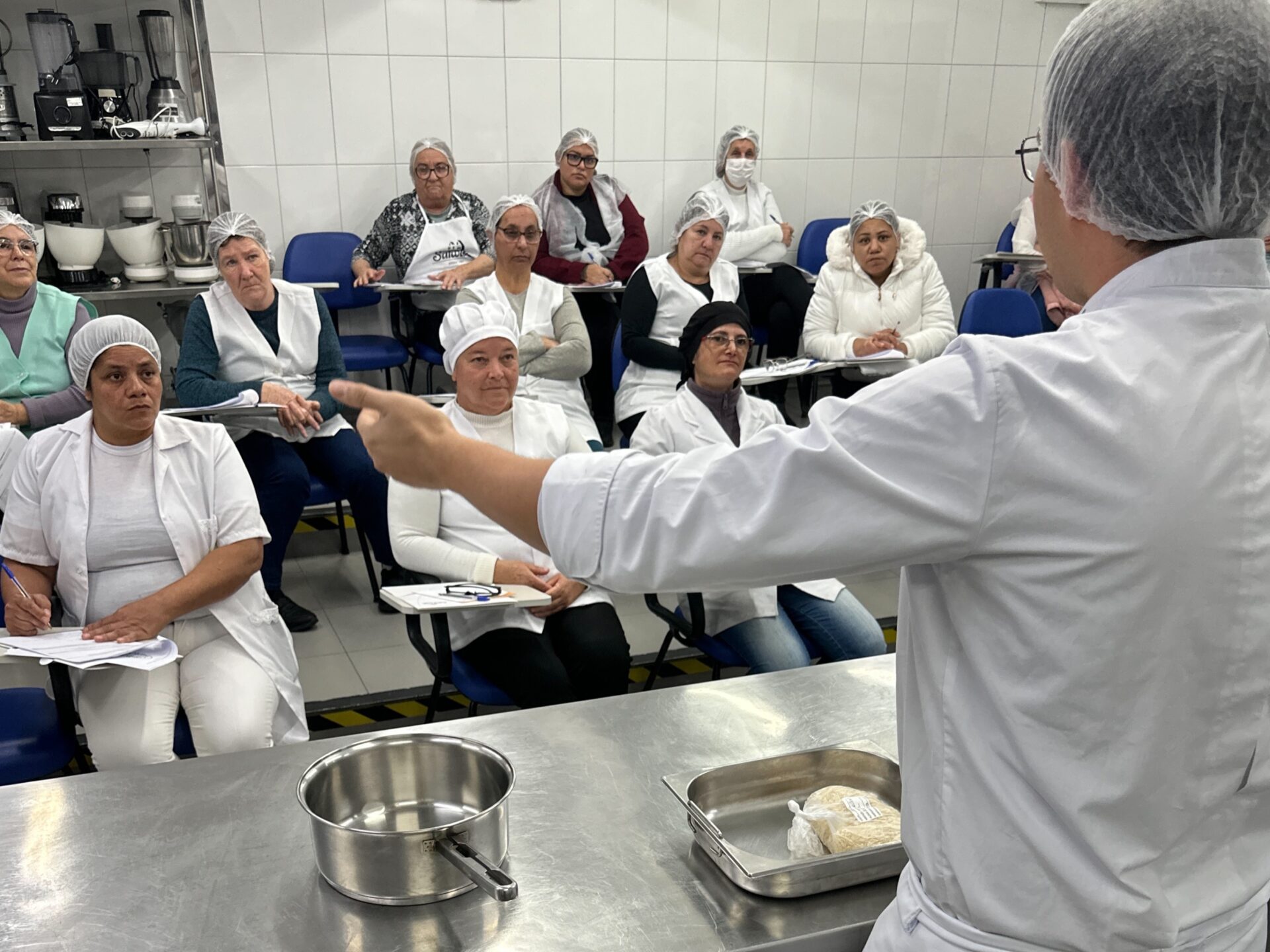 Estado e Senac lançam livro de receitas do curso para merendeiras da rede estadual