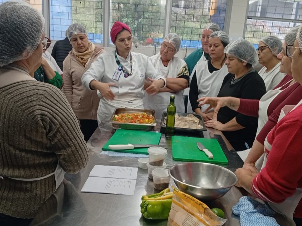 Estado e Senac lançam livro de receitas do curso para merendeiras da rede estadual